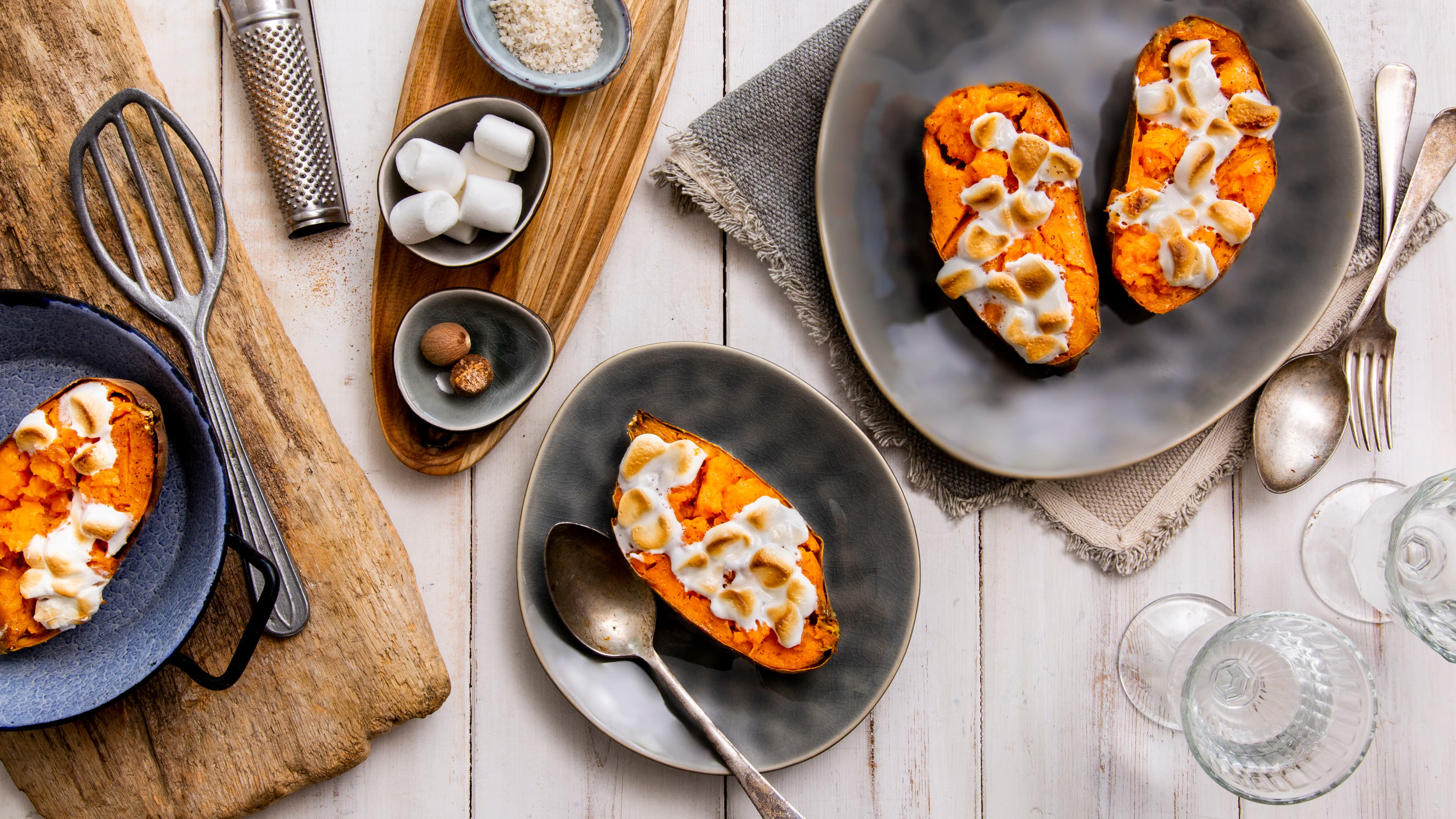 Süßkartoffel-Kumpir Süßkartoffel-Kumpir mit Marshmallows? Aber unbedingt! Die ungewöhnliche Kombination aus dem Ofen verwöhnt Ihren Gaumen und ist einmal etwas wirklich Anderes!
