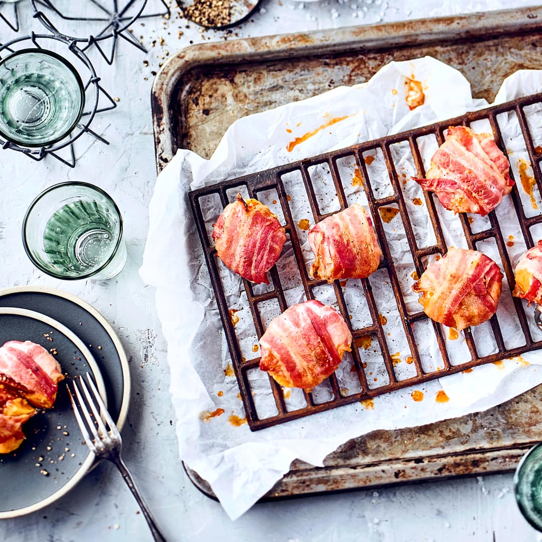Deftig und lecker vom Grill: Gefüllte Süßkartoffeln mit Chorizo und Bacon-Mantel. Und dazu Marshmallows als besonders Highlight.