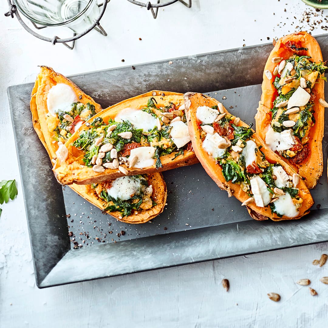 Unser Rezept für leckere Süßkartoffel mit Spinat, Ziegenkäse und Sonnenblumenkern-Füllung - herrlich aromatisch und würzig.