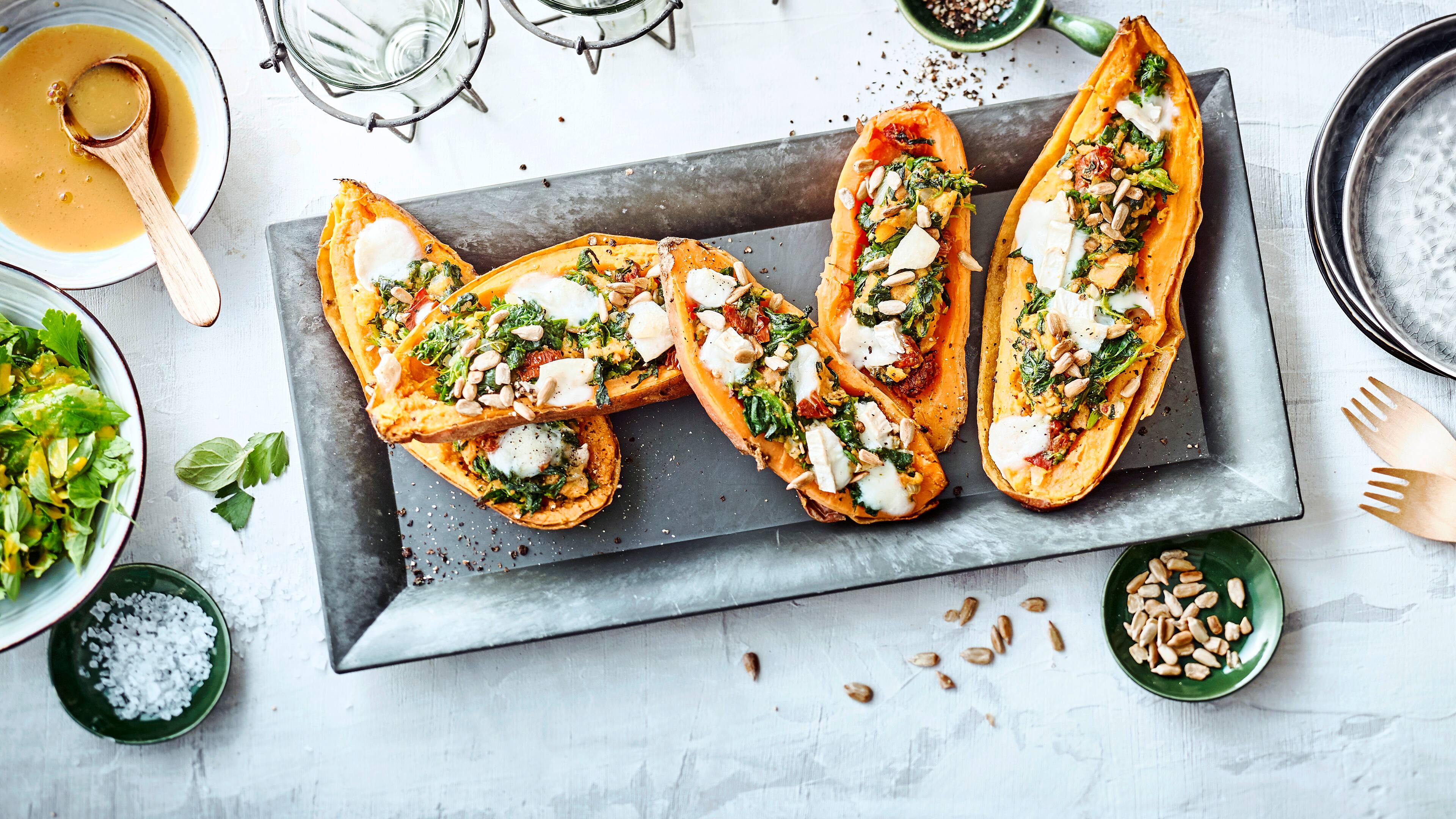 Süßkartoffel mit Füllung Unser Rezept für leckere Süßkartoffel mit Spinat, Ziegenkäse und Sonnenblumenkern-Füllung - herrlich aromatisch und würzig.