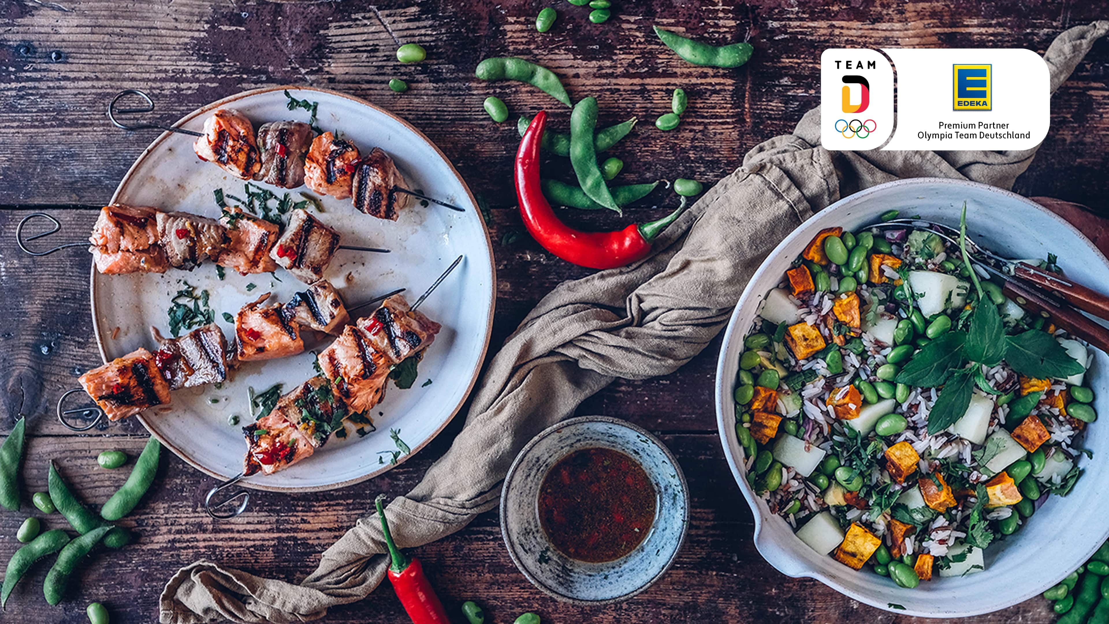 Süßkartoffel-Reis-Salat mit Fischspießen Ein kreativer Hauptgang mit allerlei spannenden Zutaten: Unser Rezept für einen Süßkartoffel-Reis-Salat mit lecker marinierten und gegrillten Lachs- und Thunfischspießen.