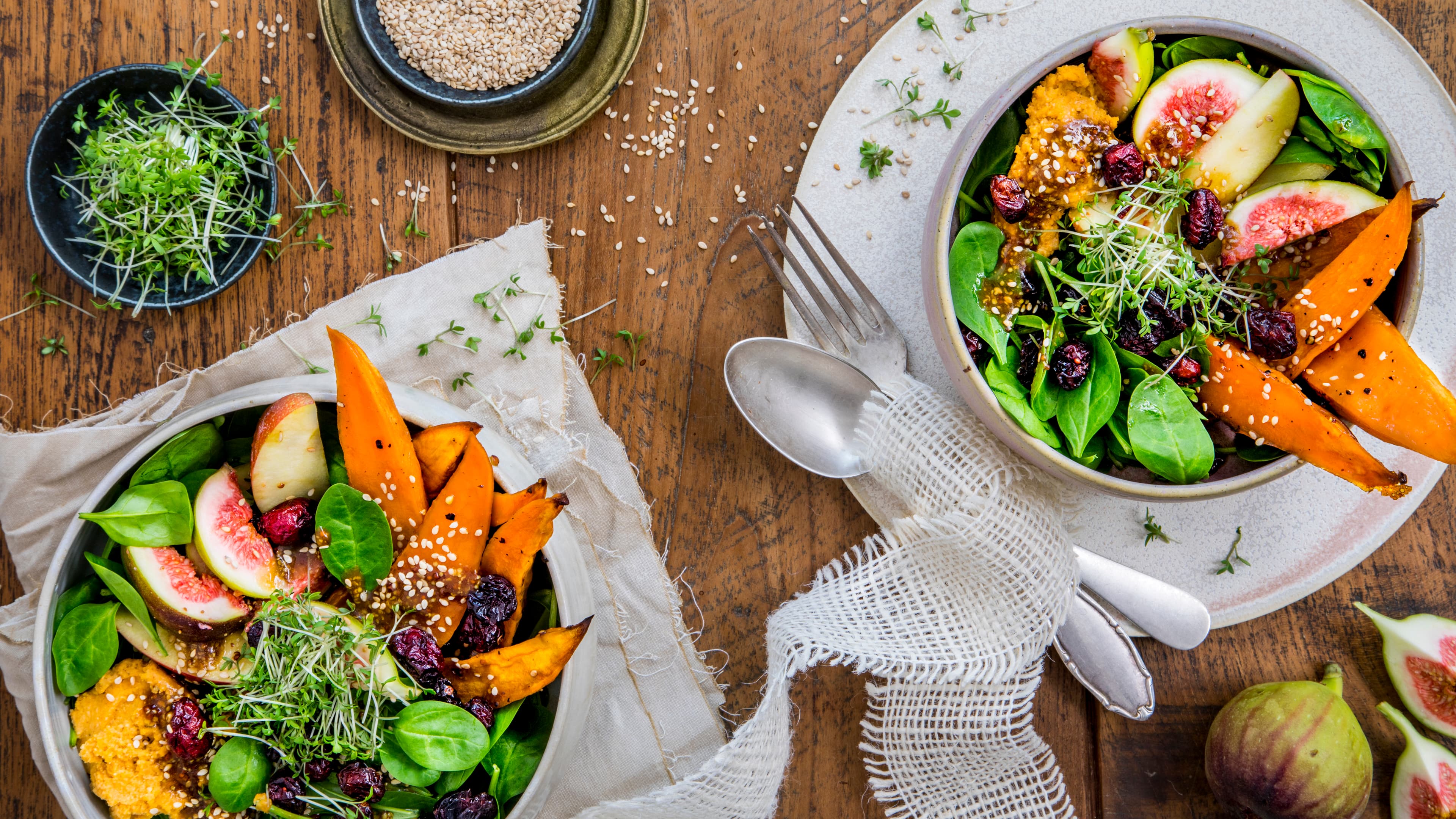 Süßkartoffel-Salat Probieren Sie unser Rezept für einen vegetarischen Süßkartoffel-Salat einmal aus: Als leckere Bowl mit Kichererbsen, frischen Feigen, Äpfeln und Spinat!