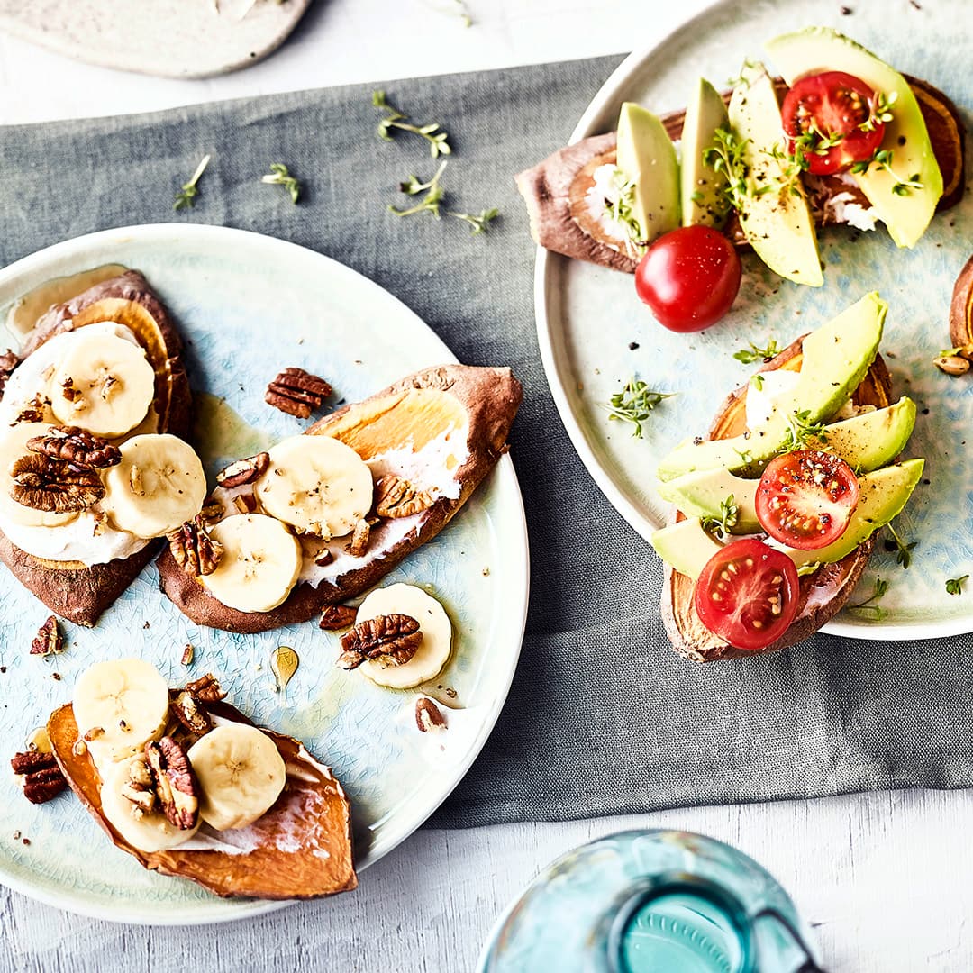 Weil wir die Idee so klasse finden, belegen wir die knusprigen Süßkartoffel-Toasts direkt einmal herzhaft mit Ziegenkäse, Tomaten und Avocado und einmal süß mit Quark, Banane und Ahornsirup. Hier sind Ihrer Fantasie aber keine Grenzen gesetzt.