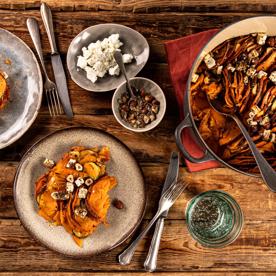 Wir finden die orientalische Note passt super zur Süße der Süßkartoffel: Unser Rezept für einen selbstgemachten Süßkartoffelauflauf mit Zucchini, Harissa und Dukkah.