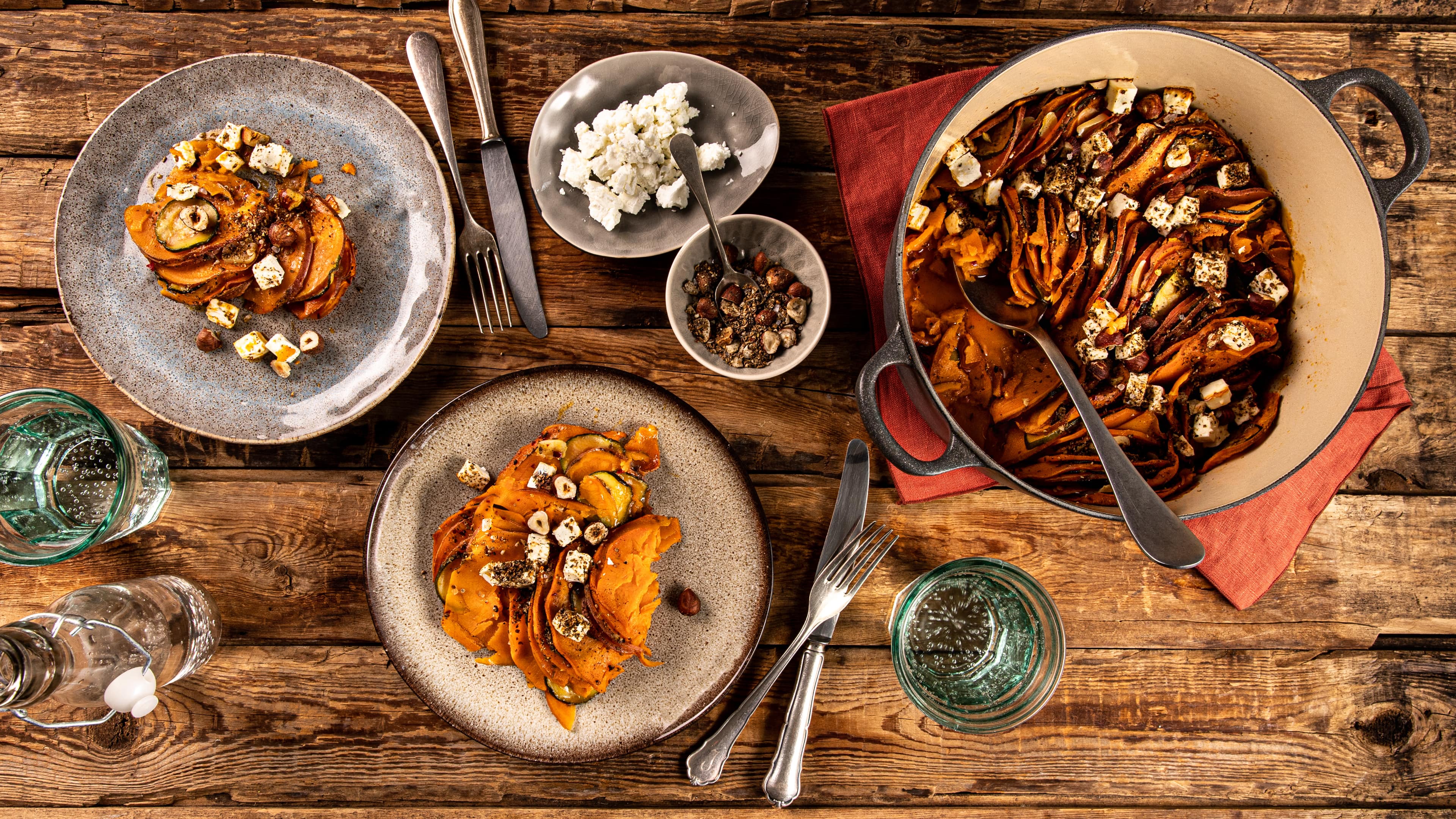 Süßkartoffelauflauf Wir finden die orientalische Note passt super zur Süße der Süßkartoffel: Unser Rezept für einen selbstgemachten Süßkartoffelauflauf mit Zucchini, Harissa und Dukkah.