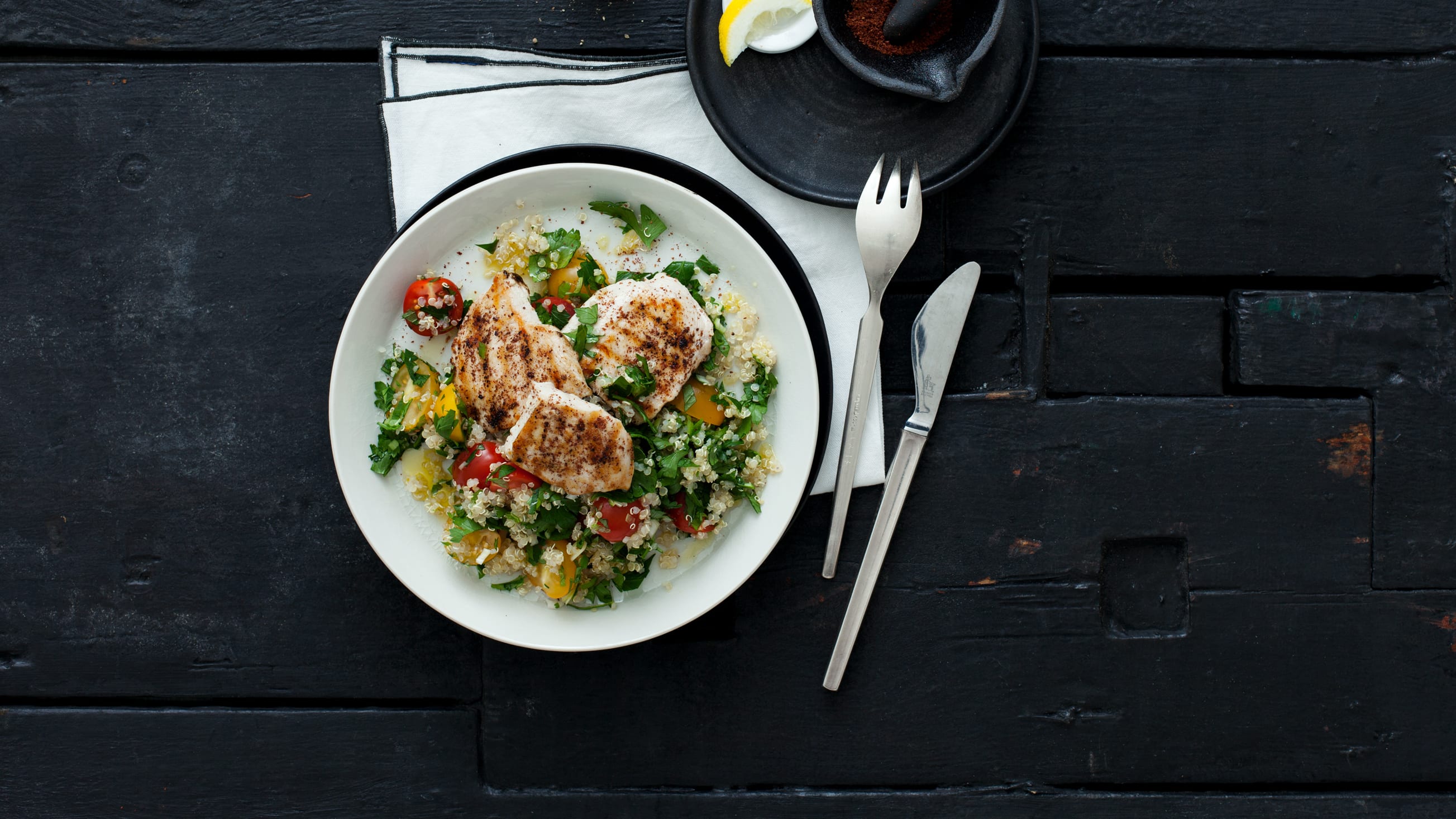 Sumach-Hähnchen Dieses Tischgewürz wird auch "sizilianischer Zucker" genannt und ist in vielen orientalischen Ländern sehr beliebt: Probieren Sie unser Hähnchen in Sumach-Öl-Marinade mit Quinoa, Cocktailtomaten und Minze!