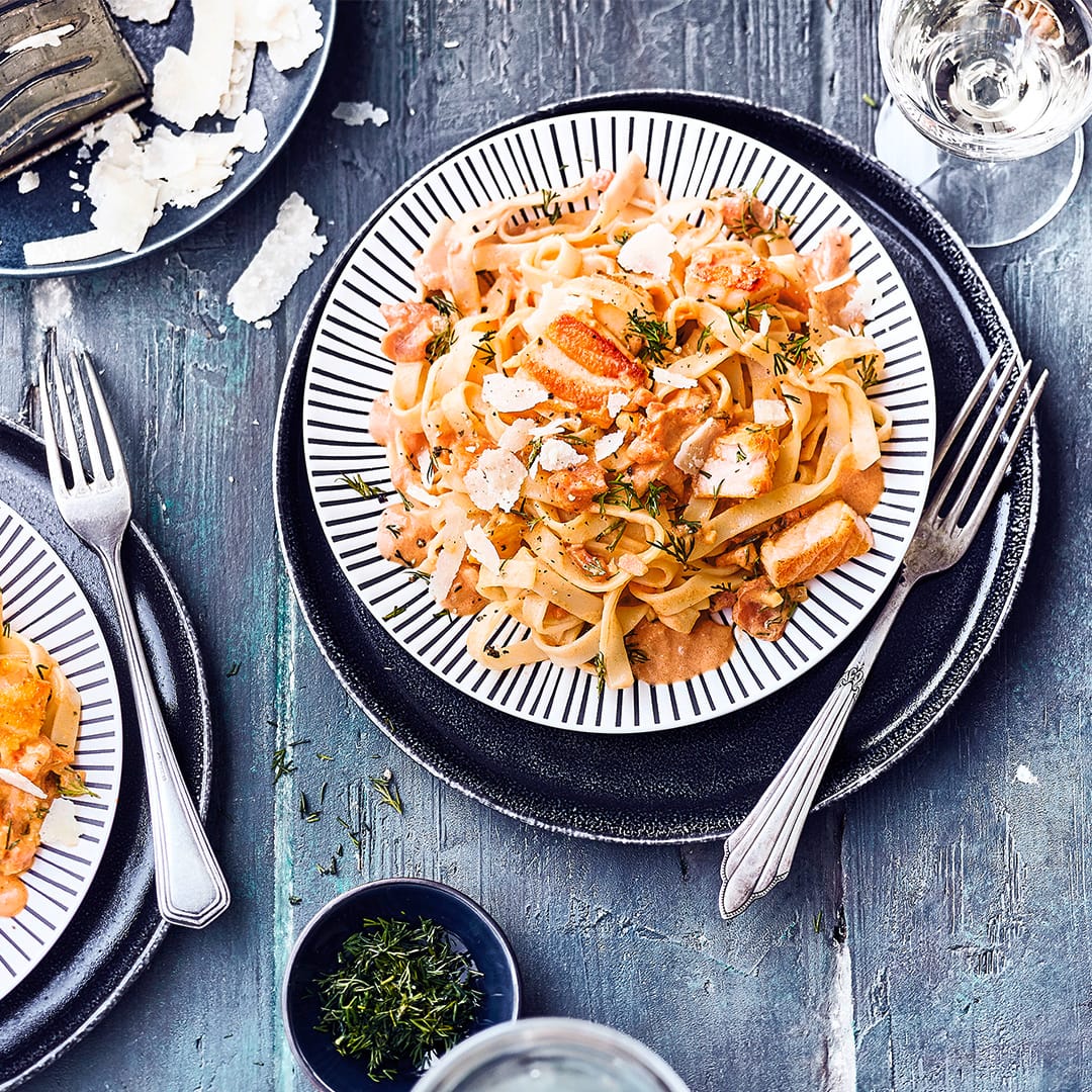 Köstlich wie beim Italiener: Tagliatelle al Salmone – Lachs in cremiger Weißwein-Sahne-Soße mit Tomaten verfeinert.