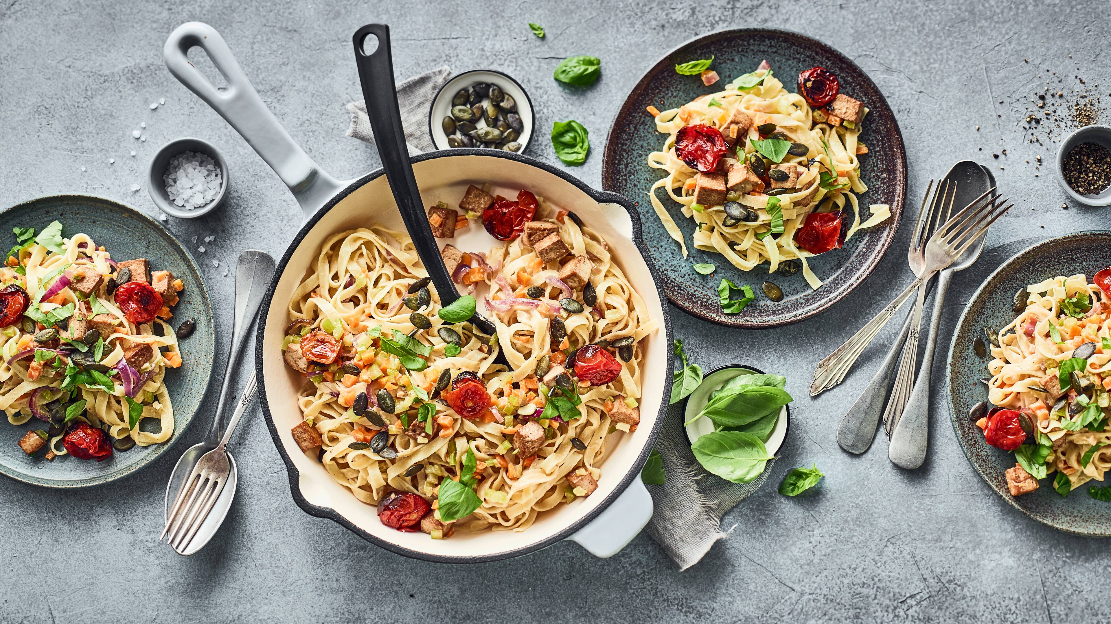 Tagliatelle in Gemüse-Creme Ein schnelles und veganes Gericht für mittags oder abends: Tagliatelle in selbstgemachter Gemüse-Creme mit gebackenen Kirschtomaten.