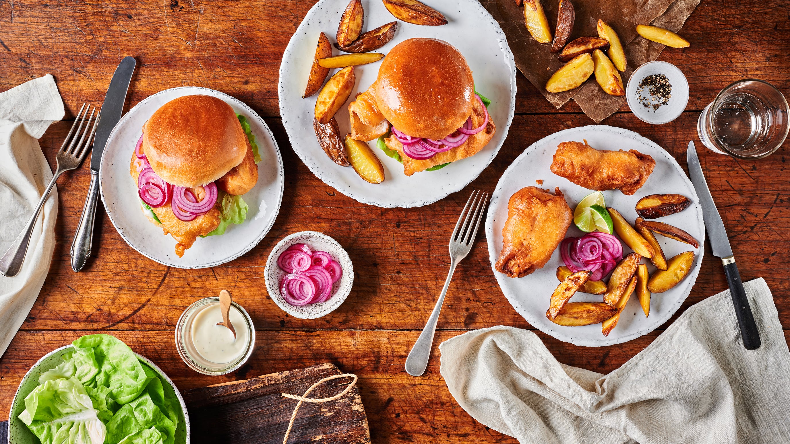 Tandoori-Backfisch im Brötchen mit Limettenmajo Lecker Backfisch im Brötchen! In unserer Version nehmen wir dafür selbst paniertes Kabeljaufilet und Brioche Burger Buns und dazu eine Limettenmajo!