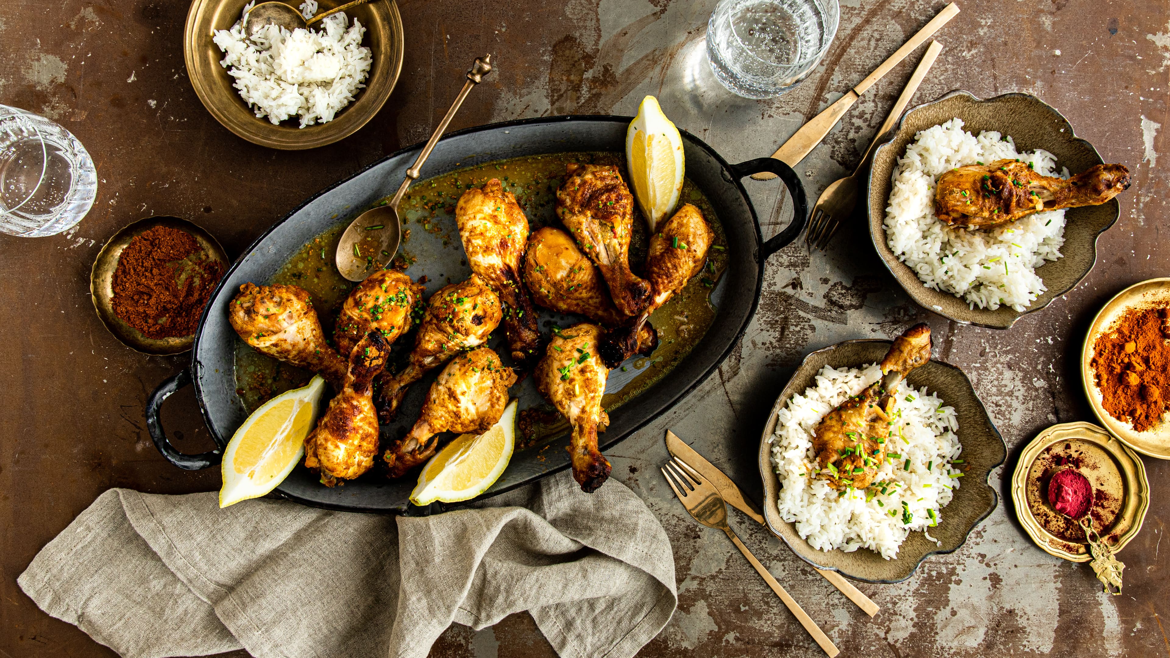 Tandoori Chicken Der Name ist Programm: Tandoori heißt so viel wie „im Ofen zubereitetes Gericht“ und genauso wird es auch gemacht: Unser Tandoori Chicken mit Basmati-Reis.