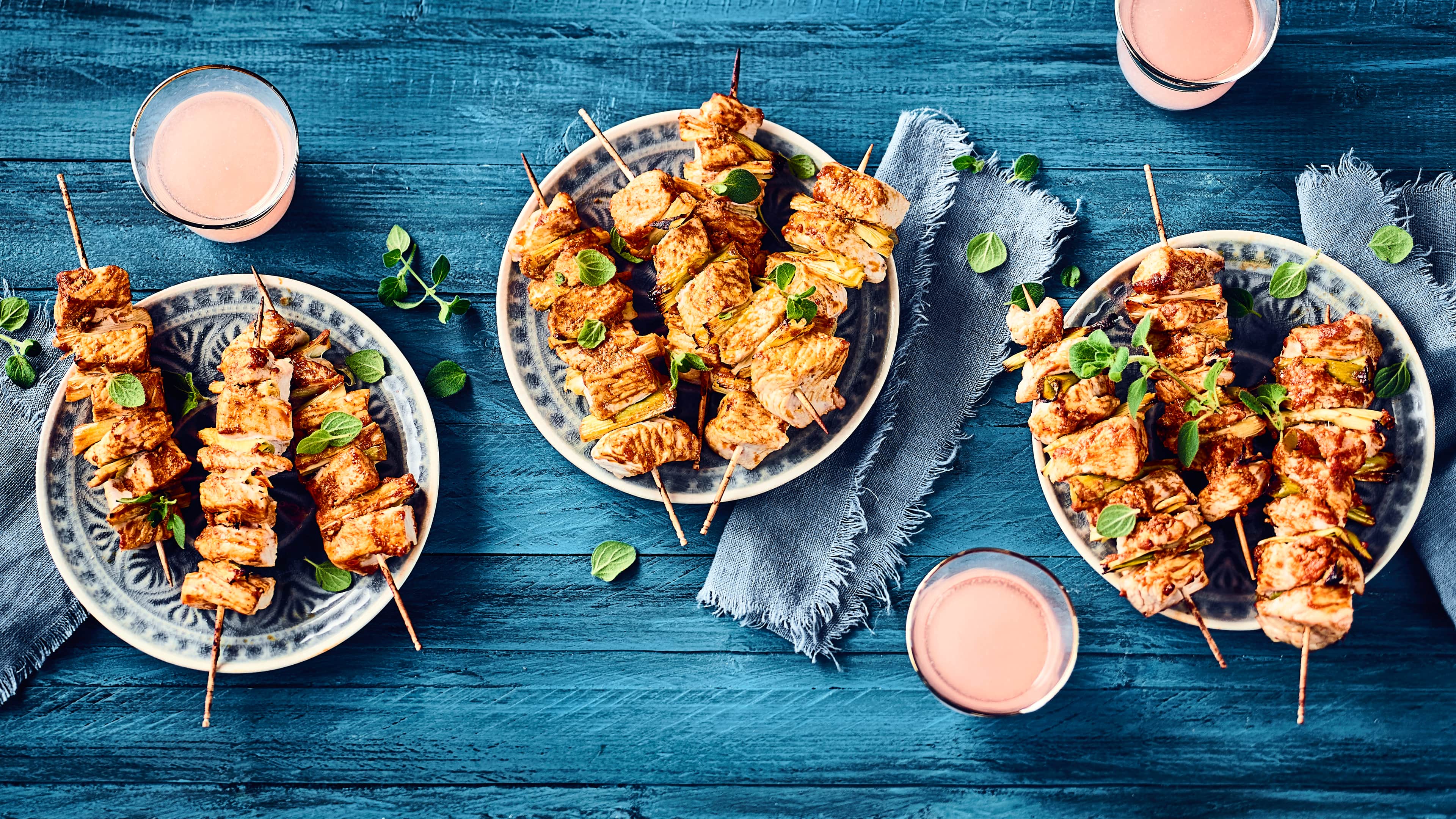 Tandoori-Putenspieße Spieße mit Putenschnitzel, mariniert in einer Tandoori-Paste - ein würziger indischer Imbiss. Passt gut zu Naan-Brot oder einem Salat.