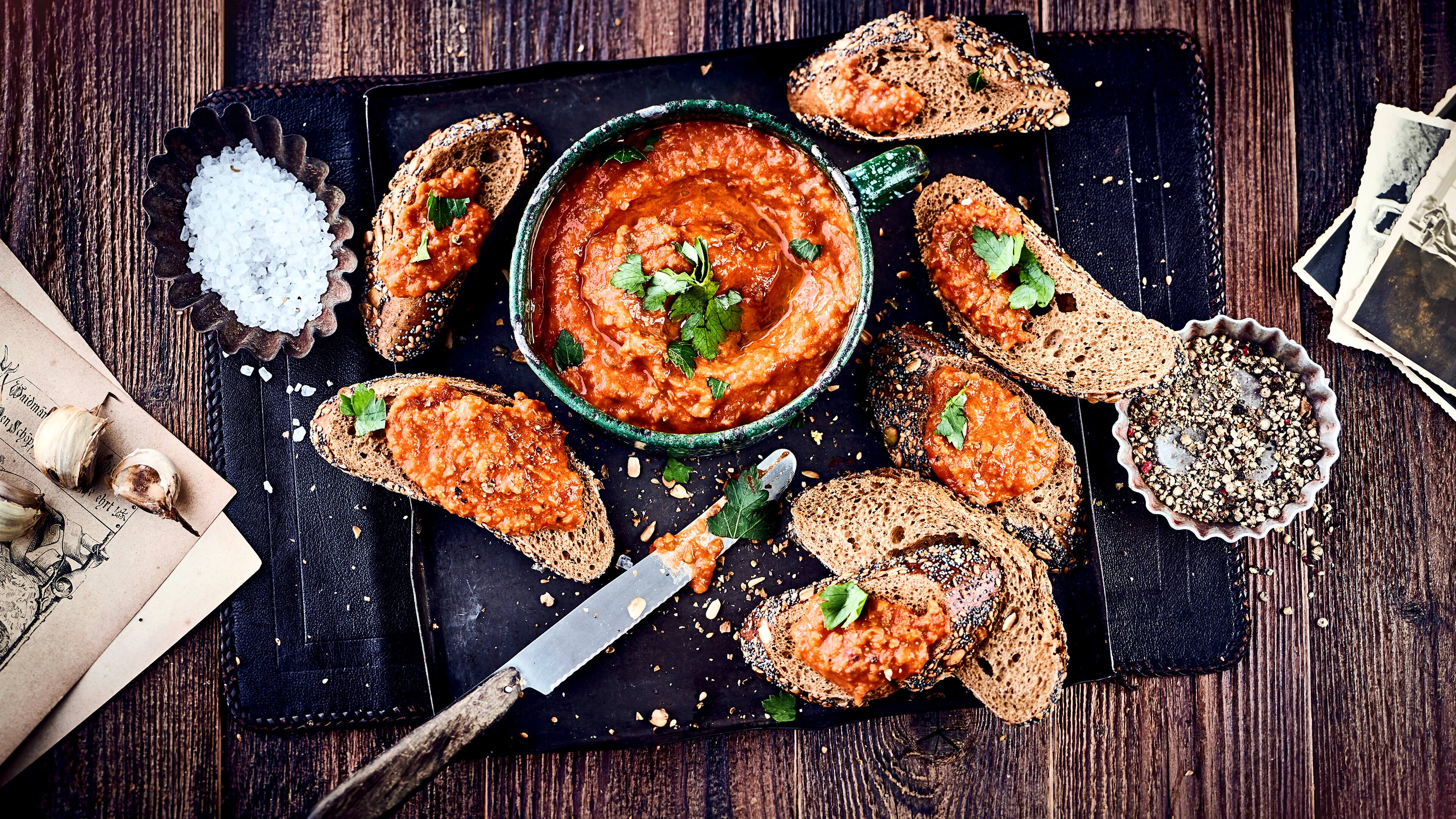 Tapenade à la Tomate Diese rote Olivenpaste hat ihren Ursprung in Südfrankreich und schmeckt gut zu frischem Brot: Probieren Sie unsere Tapenade à la Tomate mit Knoblauch, Thymian und Sardellenfilets – pikant und lecker!Diese rote Olivenpaste hat ihren Ursprung in Südfrankreich und schmeckt gut zu frischem Brot: Probieren Sie unsere Tapenade à la Tomate mit Knoblauch, Thymian und Sardellenfilets – pikant und lecker!
