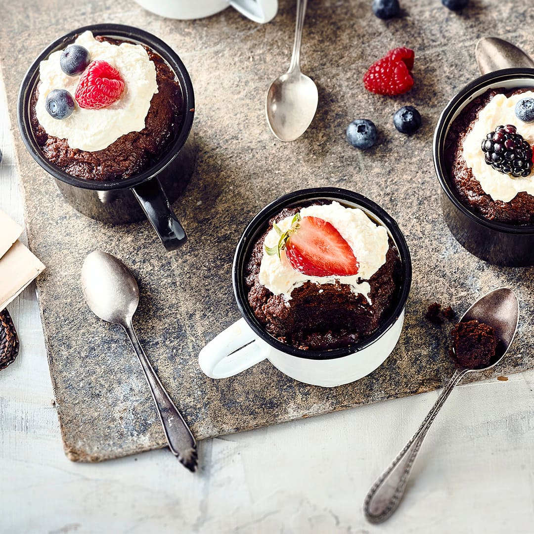 Eine lustige Idee zum Servieren oder falls einfach keine Backform zur Hand: Kleine Tassenkuchen – in unserem Rezept sogar ganz ohne Ei.