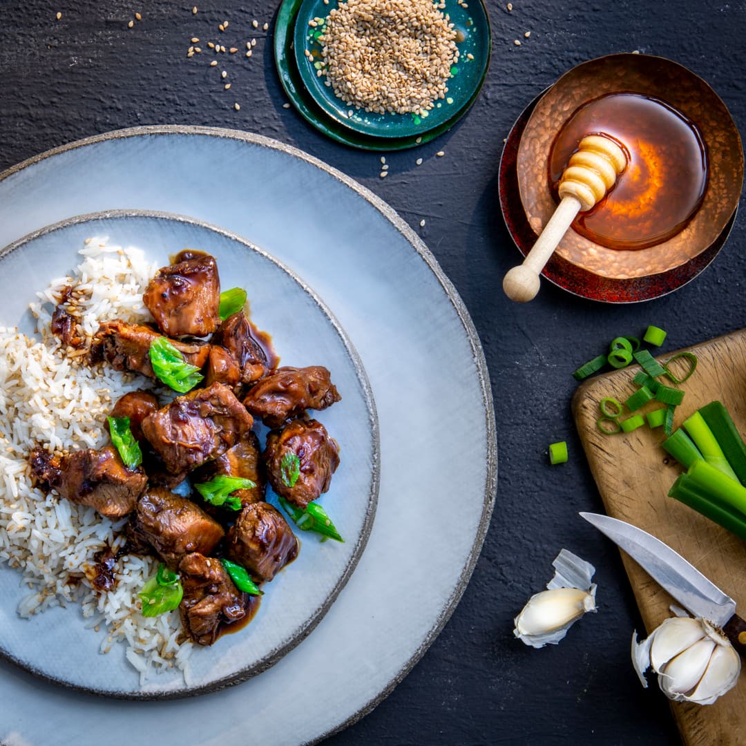 Ein Klassiker der asiatischen Küche und schnell zubereitet: Würziges Teriyaki Chicken mit Frühlingszwiebeln serviert zu Basmati-Reis.