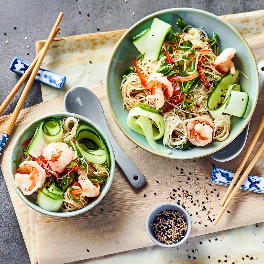 Sie mögen Meeresfrüchte? Dann probieren Sie unseren Thai-Nudelsalat mit Koriander, Gurke, Frühlingszwiebel und Garnelen – Urlaubsfeeling garantiert!
