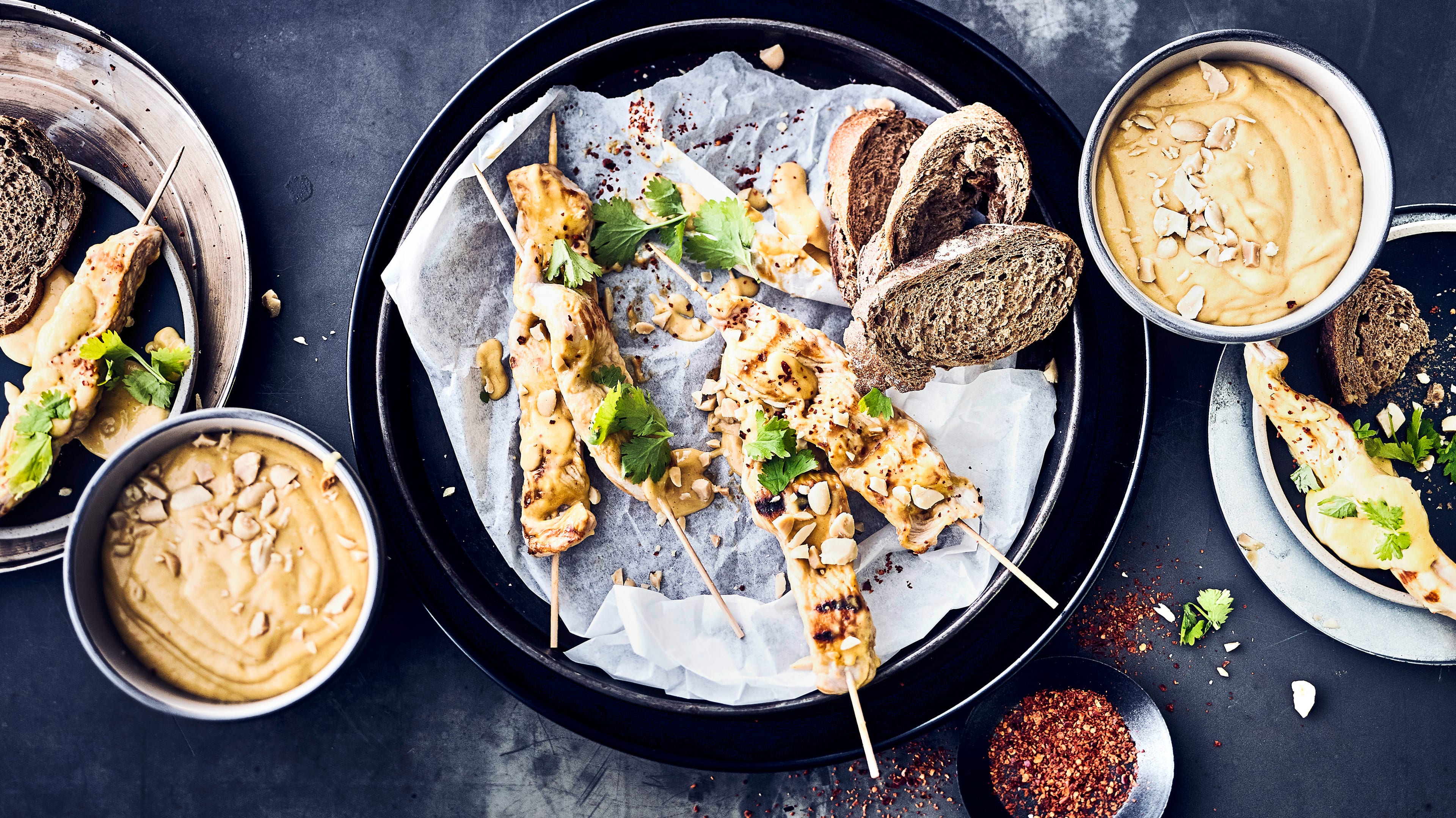 Thai-Putenspieße Saftige Thai-Putenspieße vom Grill oder aus der Pfanne stehen für fettarmen Fleischgenuss. Probieren Sie unser Rezept mit asiatischen Gewürzen aus!
