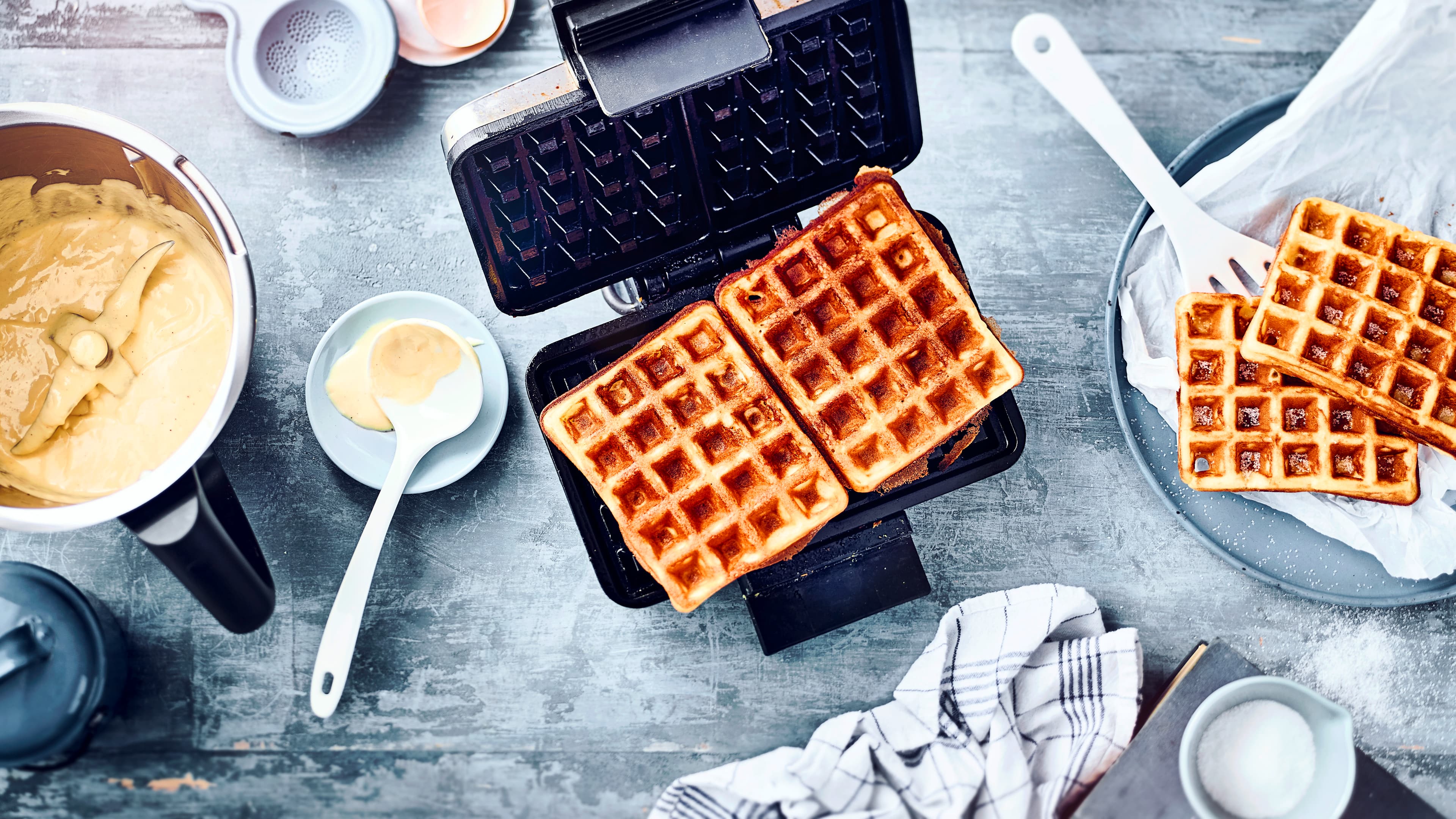 Thermomix® Waffelteig Wer kann schon Waffeln widerstehen? Und damit Sie schon einmal Zeit haben, das Waffeleisen einzufetten und den Tisch zu decken übernimmt der Thermomix® das Teig-Anrühren für Sie!