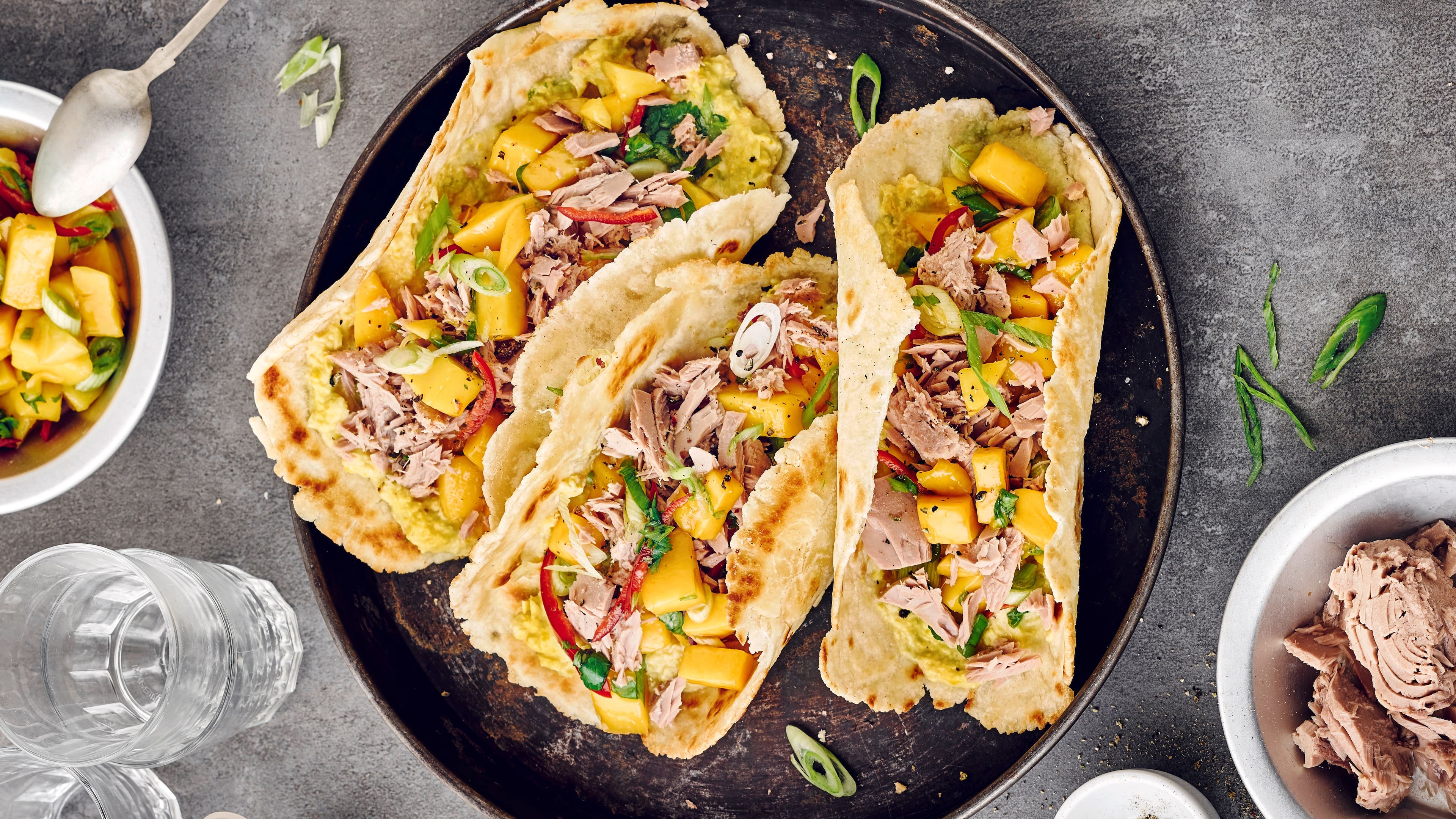 Thunfisch-Tacos Köstlich! Unsere Thunfisch-Tacos mit Koriander, Mango-Salsa und Maiscreme - eine echte mexikanische Spezialität.