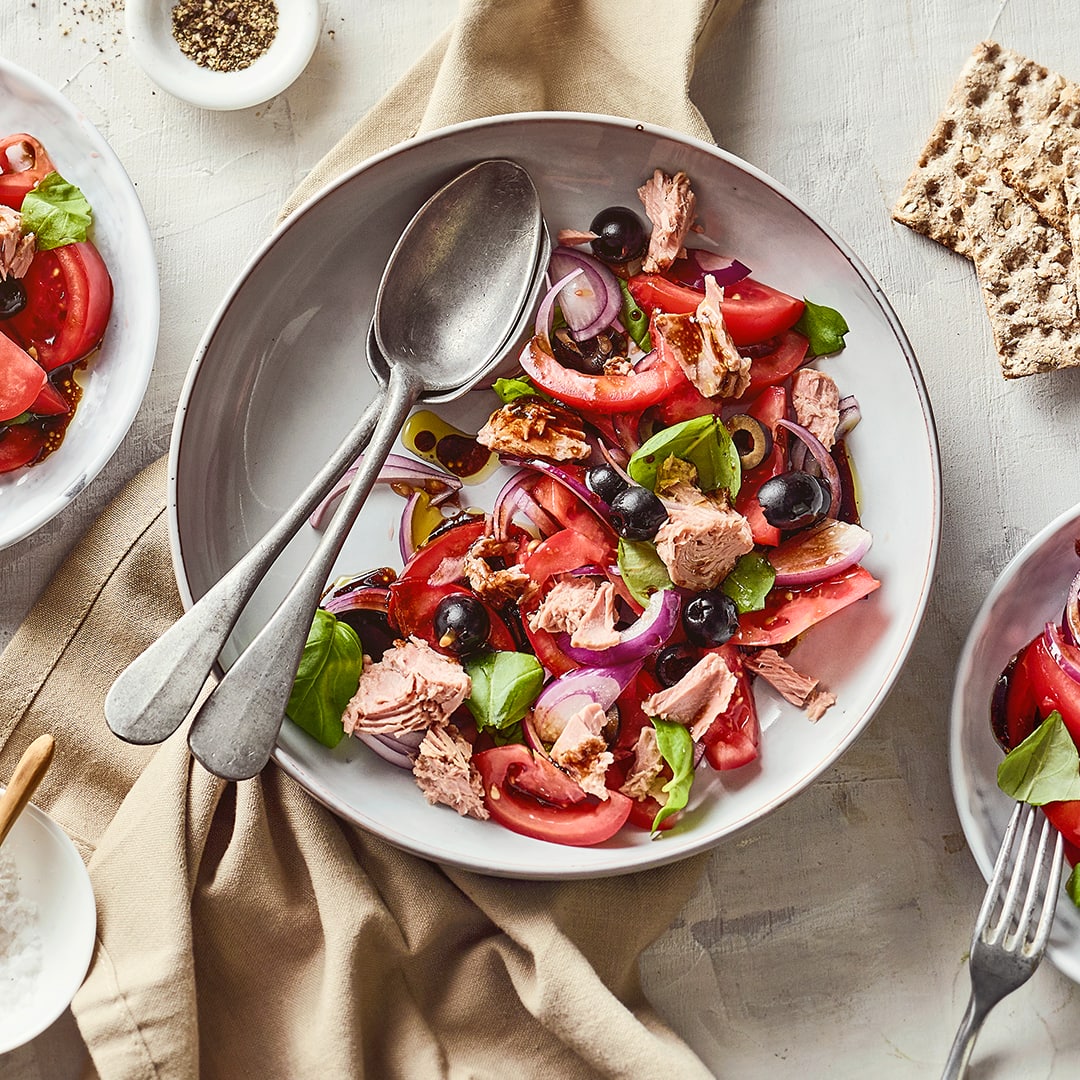Schnell zubereitet: Mit unserem Thunfisch-Tomaten-Salat-Rezept bringen Sie im Nu ein mediterranes Sommergericht auf den Tisch, das leicht bekömmlich ist!