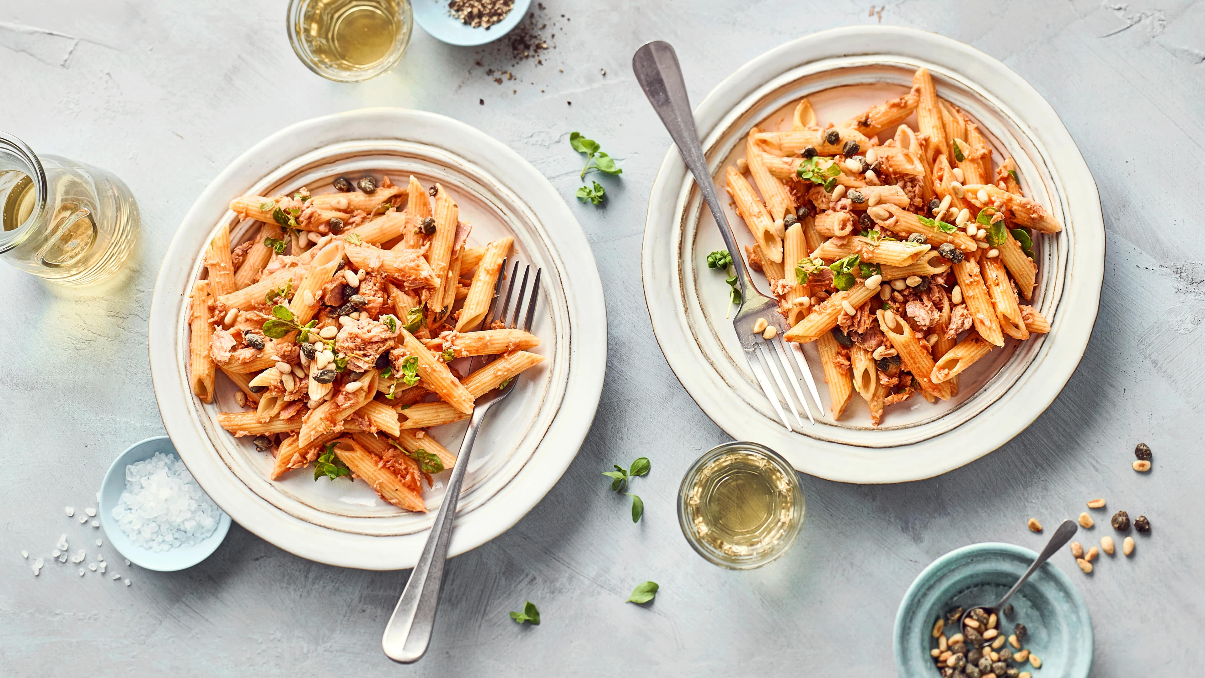Thunfischnudeln mit Pesto Schnell ein besonderes Pastagericht zaubern. Probieren Sie unsere Nudeln mit Thunfisch, rotem Pesto, Pinienkernen und Kapern, dazu Zitrone und Oregano!
