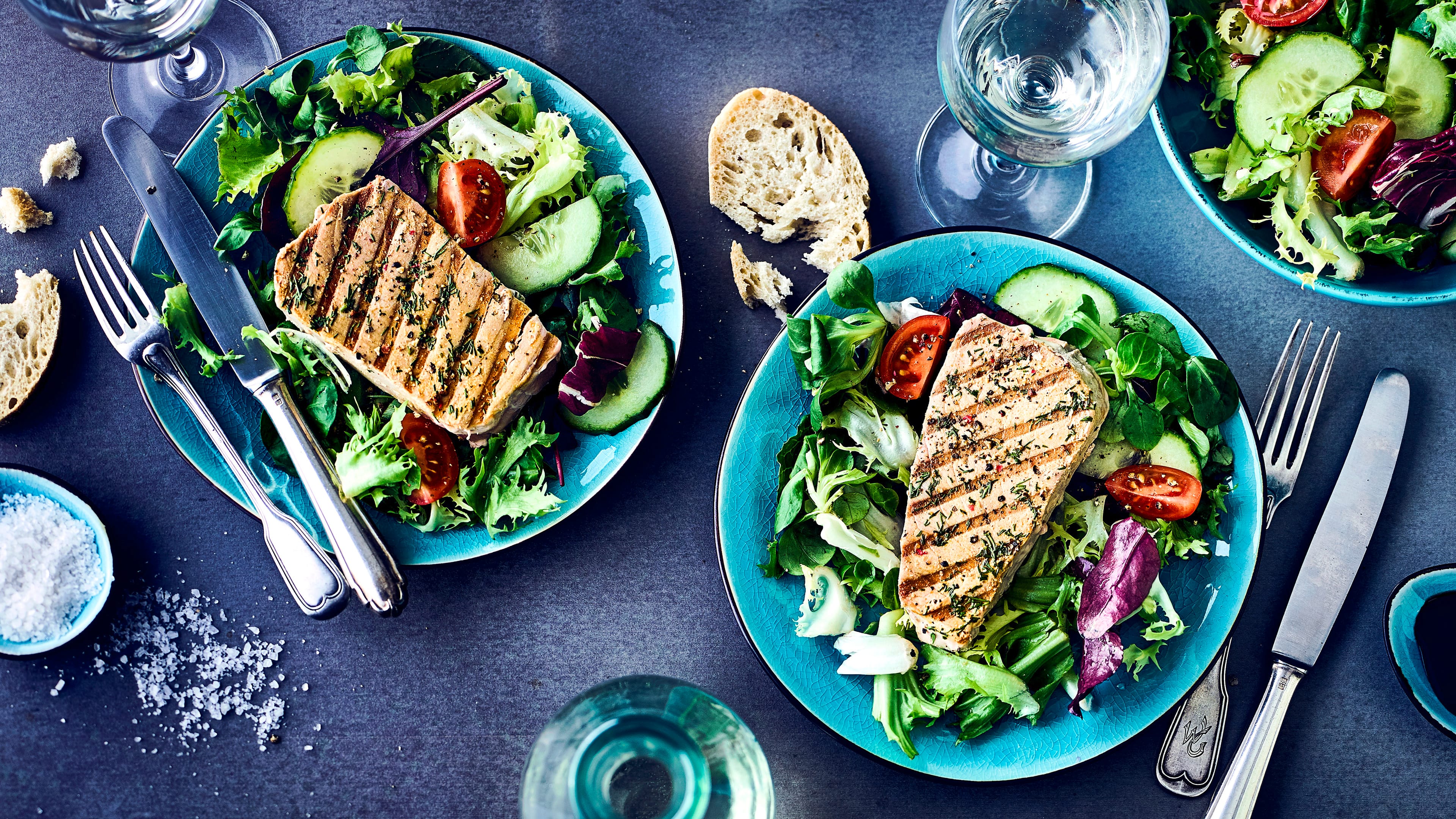 Thunfisch-Steaks auf Salat Leckeres Sommergericht: Thunfisch-Steaks vom Grill oder aus der Pfanne, mariniert mit Zitrone und Knoblauch. Dazu genießen Sie einen frischen Salat an Balsamico-Dressing – fertig in 35 Minuten!