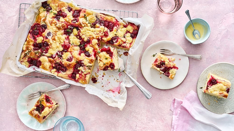 Thymian-Kirsch-Focaccia mit Orangen-Butterstreuseln Thymian-Kirsch-Focaccia mit Orangen-Butterstreuseln