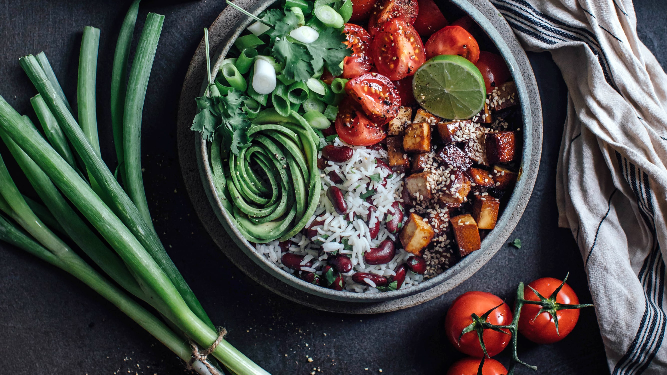 Tofu-Salat Bowl mit Bohnen Ab in die Schüssel und genießen! Avocado, geräucherter Tofu, Bohnen, Tomaten und Reis ergeben diese Tofu-Salat Bowl!