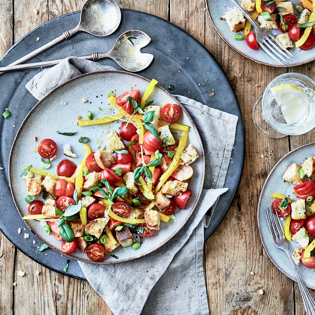 Leichtes Gericht für Ungeduldige: Probieren Sie unseren Salat aus Tomaten, Paprika, Zwiebeln und Ciabatta-Brot – in nur 5 Minuten auf dem Tisch!