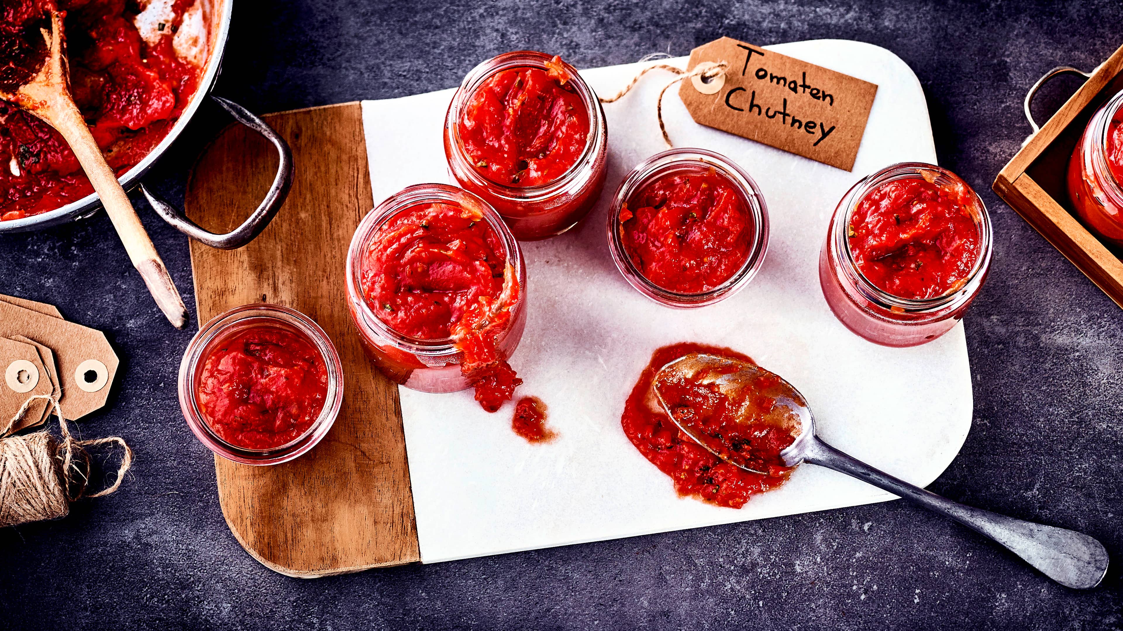 Tomaten-Chutney Unser Tomaten-Chutney bringt Würze auf Ihr Buffet oder in Ihre Alltagsküche – einfach zubereitet, schmeckt es als Brotaufstrich, Dip oder Soße!