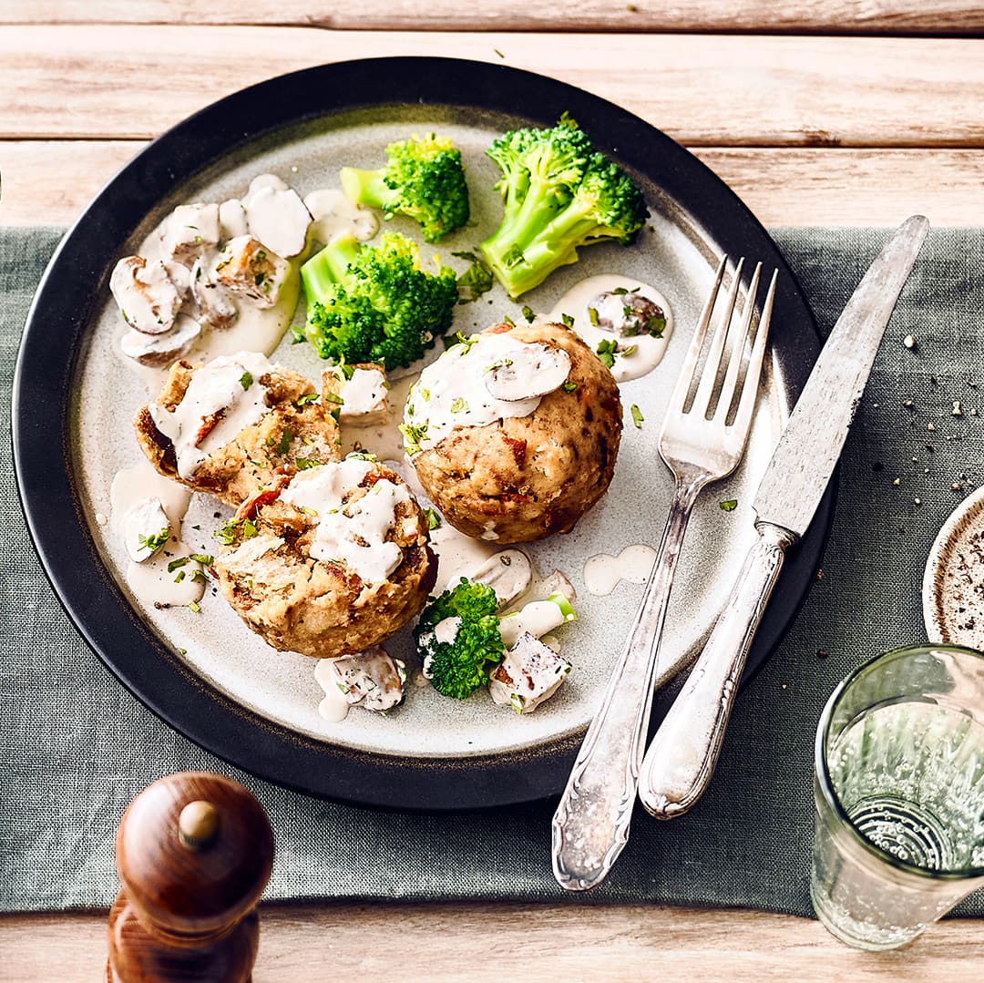 Deftiges Gericht für Veganer: Probieren Sie unsere Knödel aus Dinkelbrötchen und getrockneten Tomaten an Tofu-Champignon-Ragout mit Brokkoli-Gemüse!