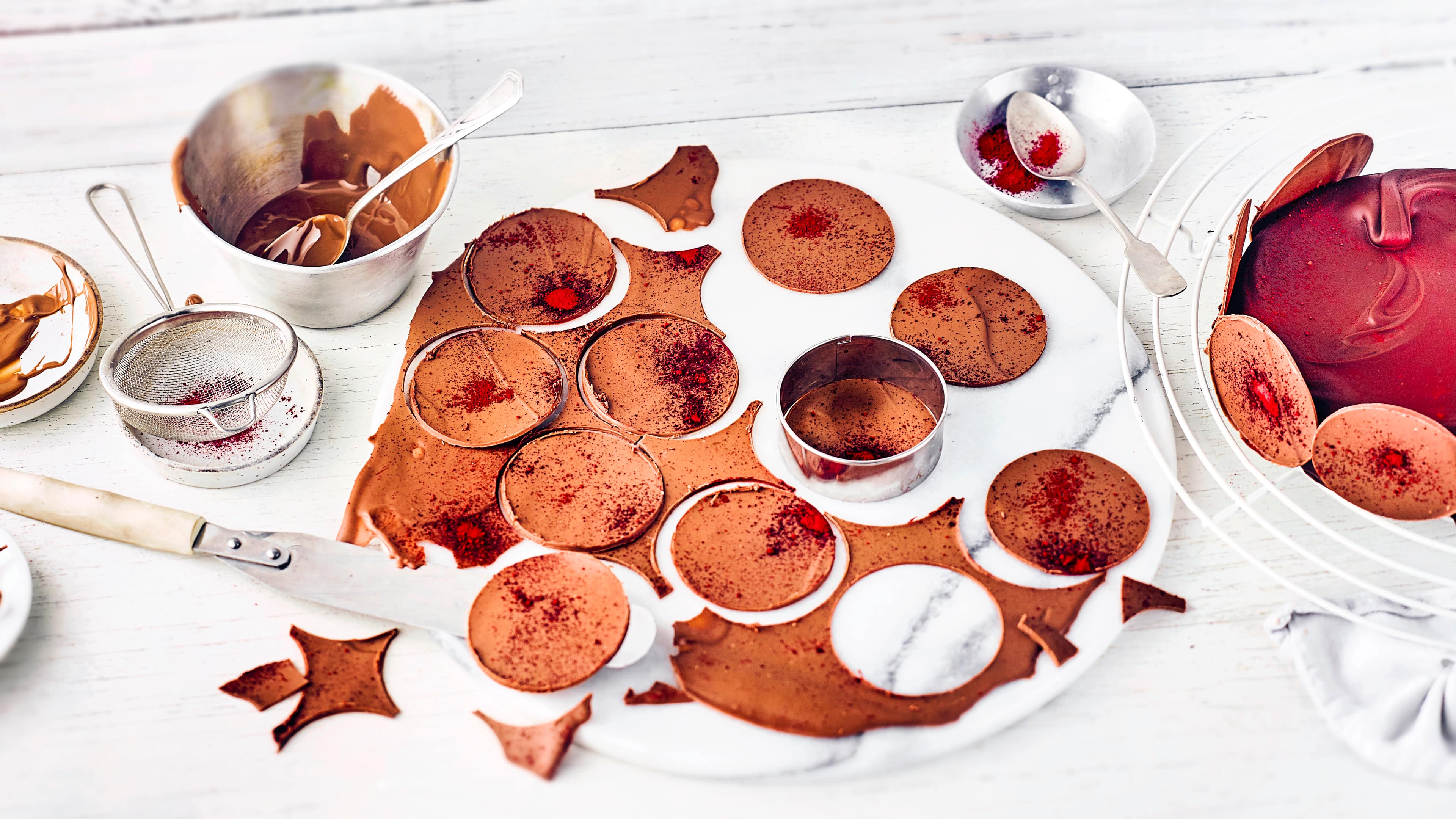 Tortendeko aus Schokolade Ganz individuell kann sich hier jeder Tortenbäcker austoben. Die selbst gemachten Tortendeko aus Schokolade wird auf jeden Fall ein Highlight auf der Torte werden.