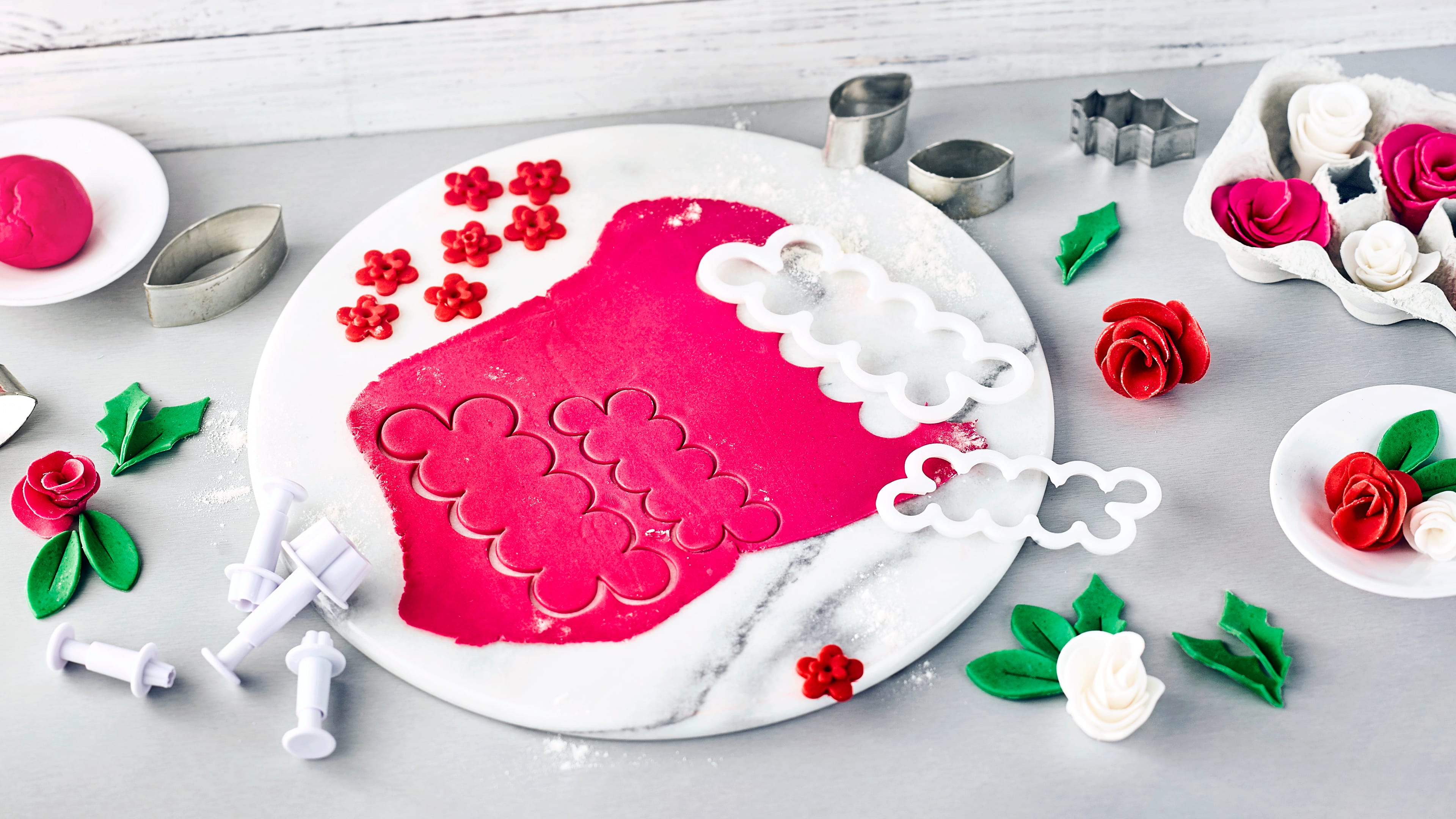 Wer es verspielt und individuell mag, wird sich bei dieser Blumen-Tortendeko aus Fondant richtig schön austoben. Der Fantasie sind keine Grenzen gesetzt und die Torte wird dadurch ganz einmalig.