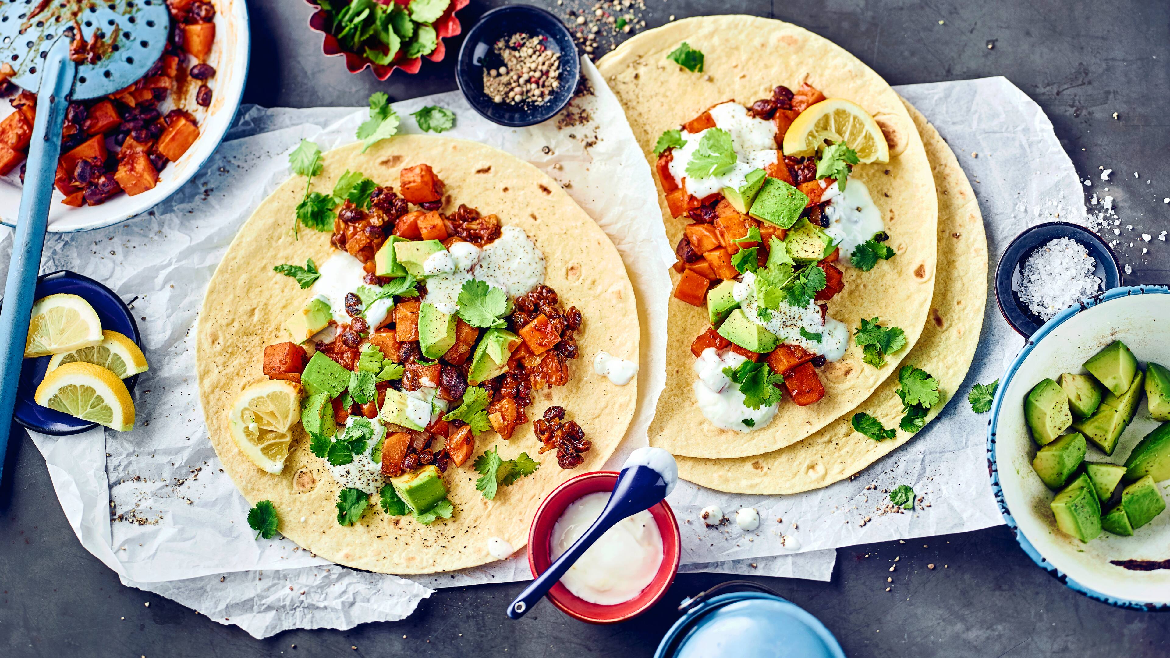Tortilla mit schwarze-Bohnen-Chili Wenn Sie gerne Wraps lieben, diese aber einmal vegetarisch probieren möchten: Unser Rezept für Tortilla mit schwarze-Bohnen-Chili enthält dazu noch aromatische Süßkartoffeln und ein Topping aus Avocado und Zitronendip.