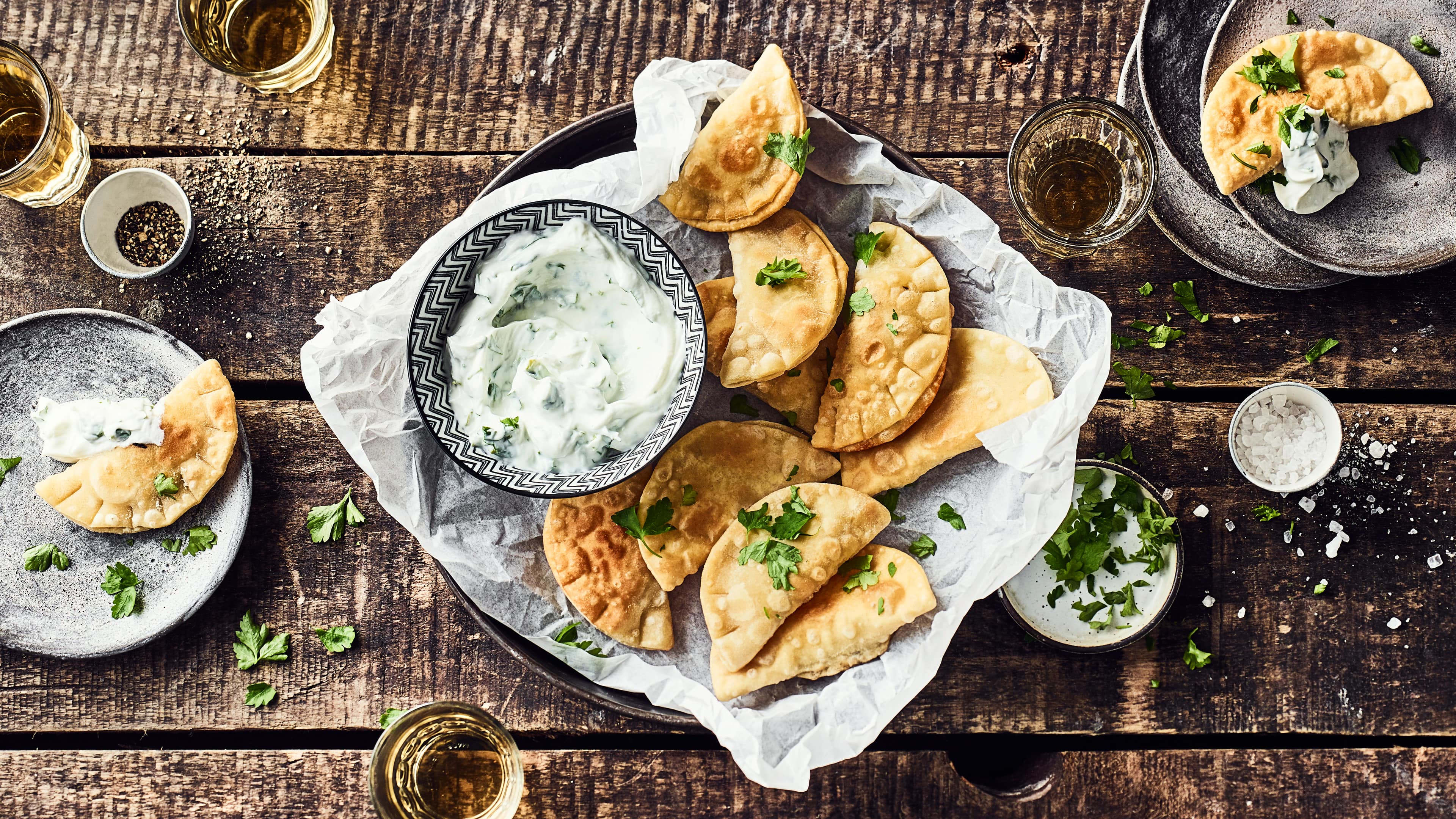 Tschebureki Backen Sie frische Tschebureki und probieren Sie die gefüllten Teigtaschen russischer Art. Ob zum Mittag- oder Abendessen – mit unserem Rezept gelingen sie.