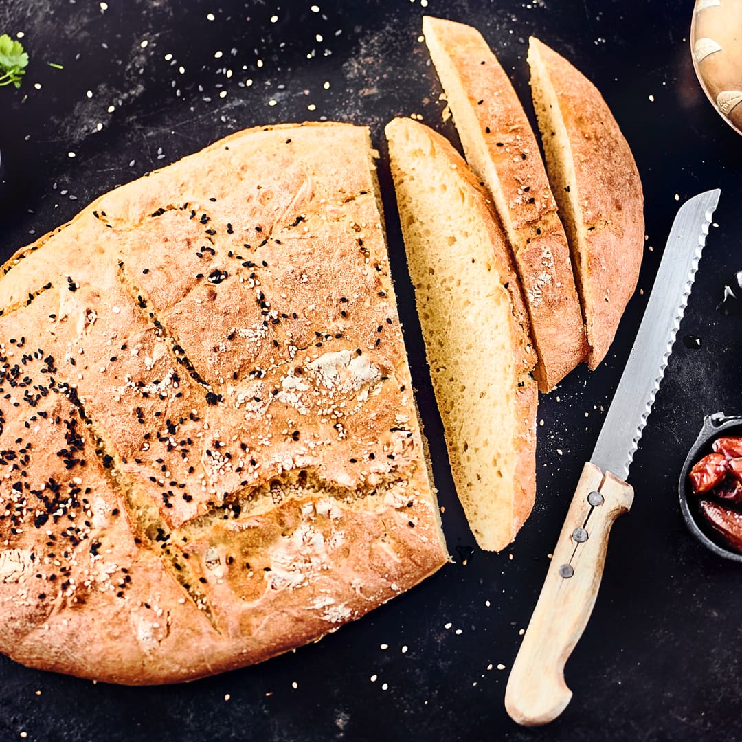 Lecker fluffig und vielseitig verwendbar – Selbstgemachtes türkisches Fladenbrot mit hellem und schwarzem Sesam.