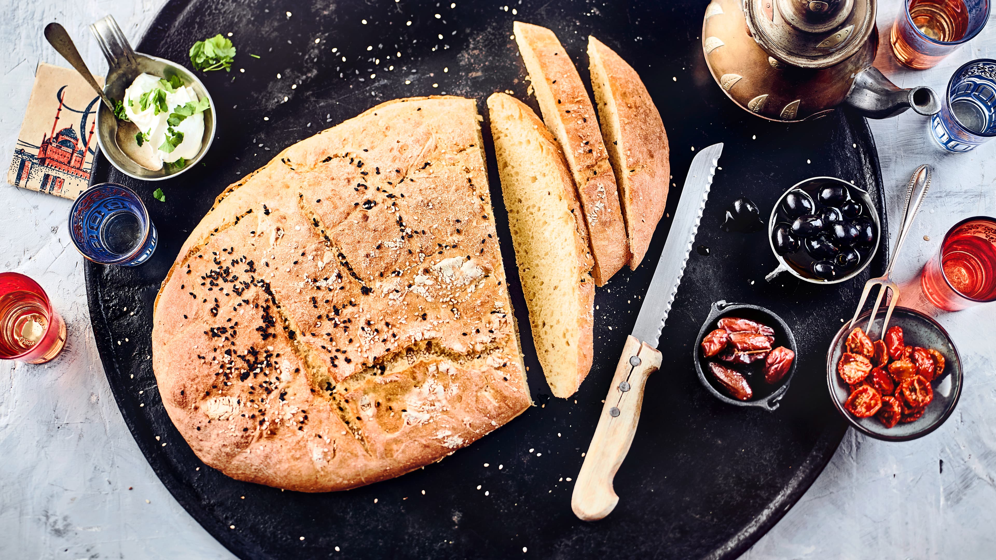 Türkisches Fladenbrot Lecker fluffig und vielseitig verwendbar – Selbstgemachtes türkisches Fladenbrot mit hellem und schwarzem Sesam.
