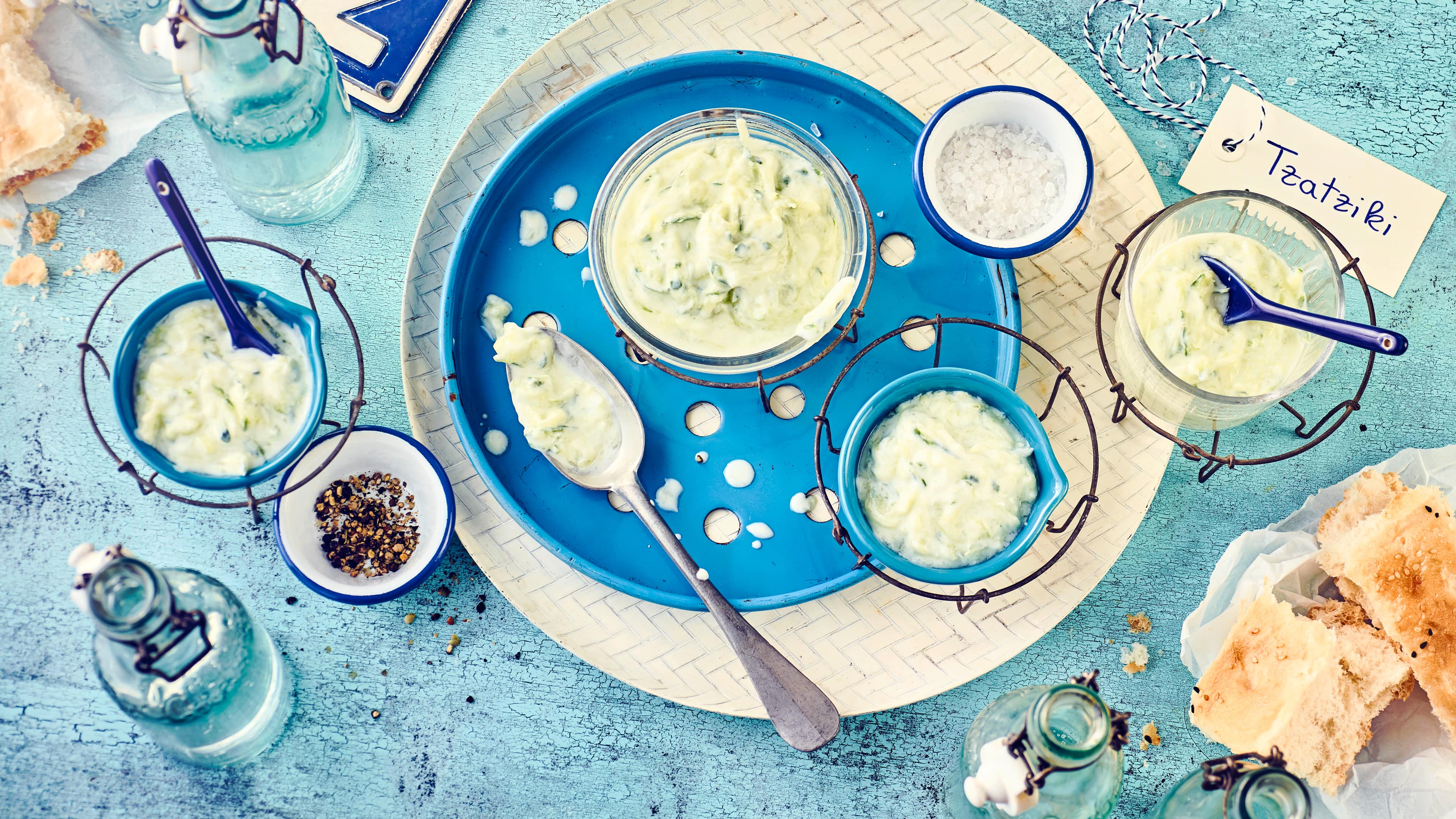 Tzatziki Genießen Sie selbst gemachtes Tzatziki an leckerem Grillfleisch und zu feinem Pitabrot. Mit unseren Tzatziki-Rezepten wird sowohl Ihr griechischer Vorspeisenteller als auch Ihr Hauptgericht zu einem unvergesslichen Geschmackserlebnis.