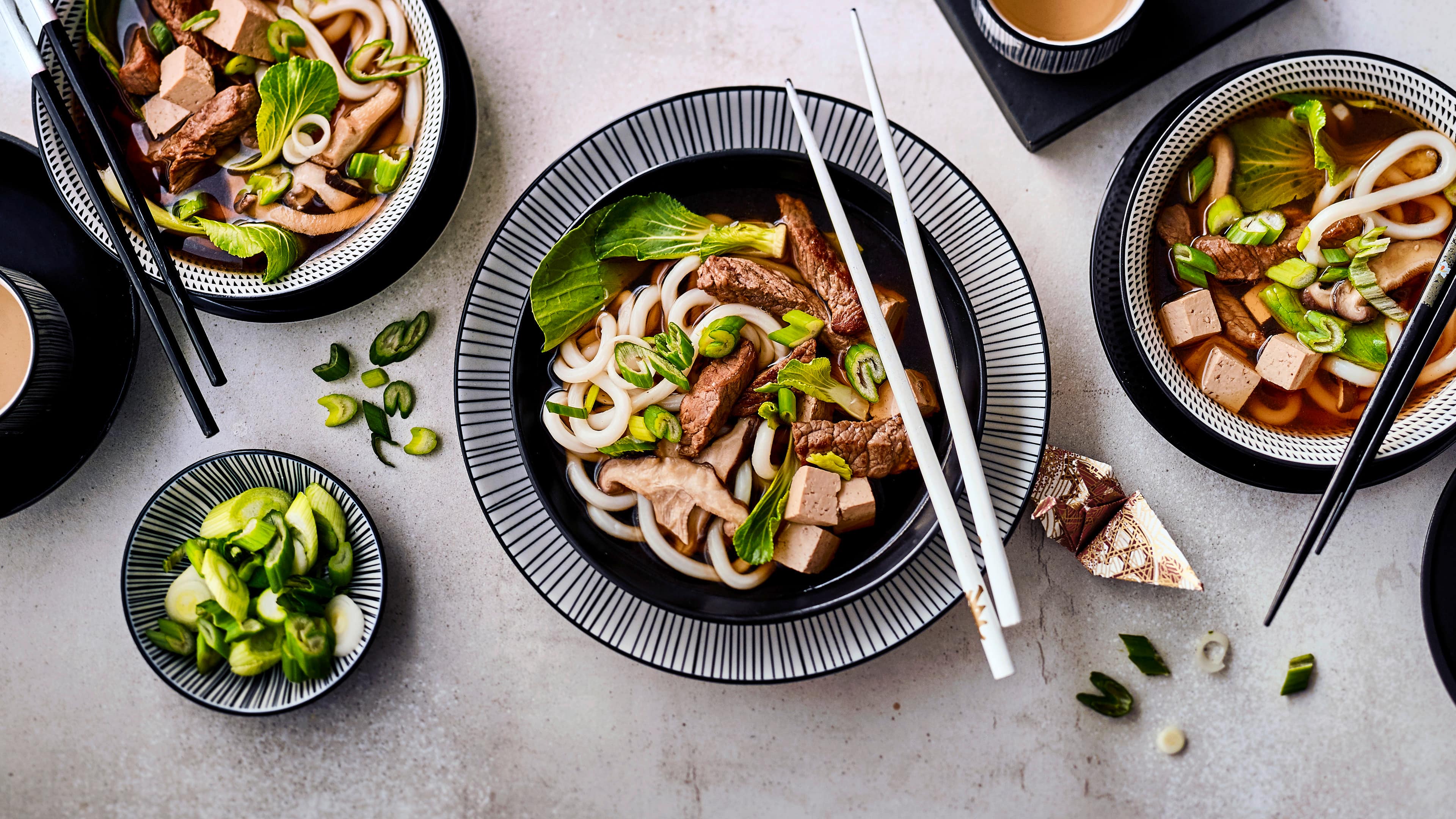 Udon Suppe Udon Suppe ist eine würzige japanische Nudelsuppe mit Rindfleisch und viel frischem Gemüse! Einfach einmal ausprobieren!
