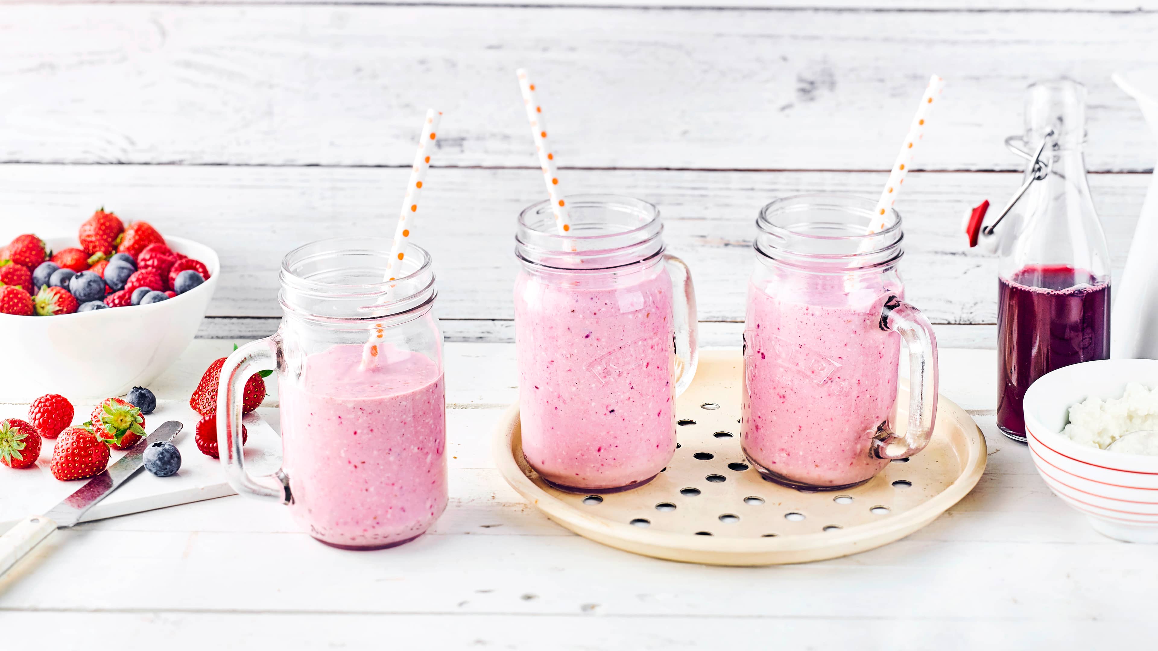 Eine traumhafte Kombination aus Vanille und Beeren, wir mixen das Ganze in einen Vanille-Beeren-Eiweißdrink, der nicht nur lecker schmeckt, sondern auch schon fast eine kleine Mahlzeit ersetzt.