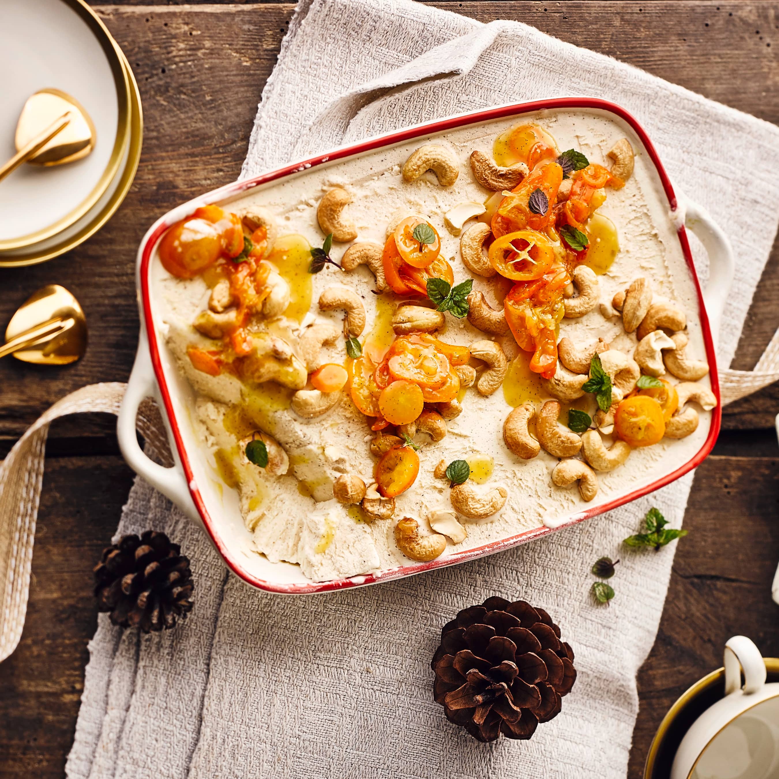 Raffiniertes Dessert für Gäste: Zaubern Sie mit unserem Rezept ein exotisches Vanille-Joghurt-Parfait mit süß-saurer Kumquatsoße – erfrischend lecker!