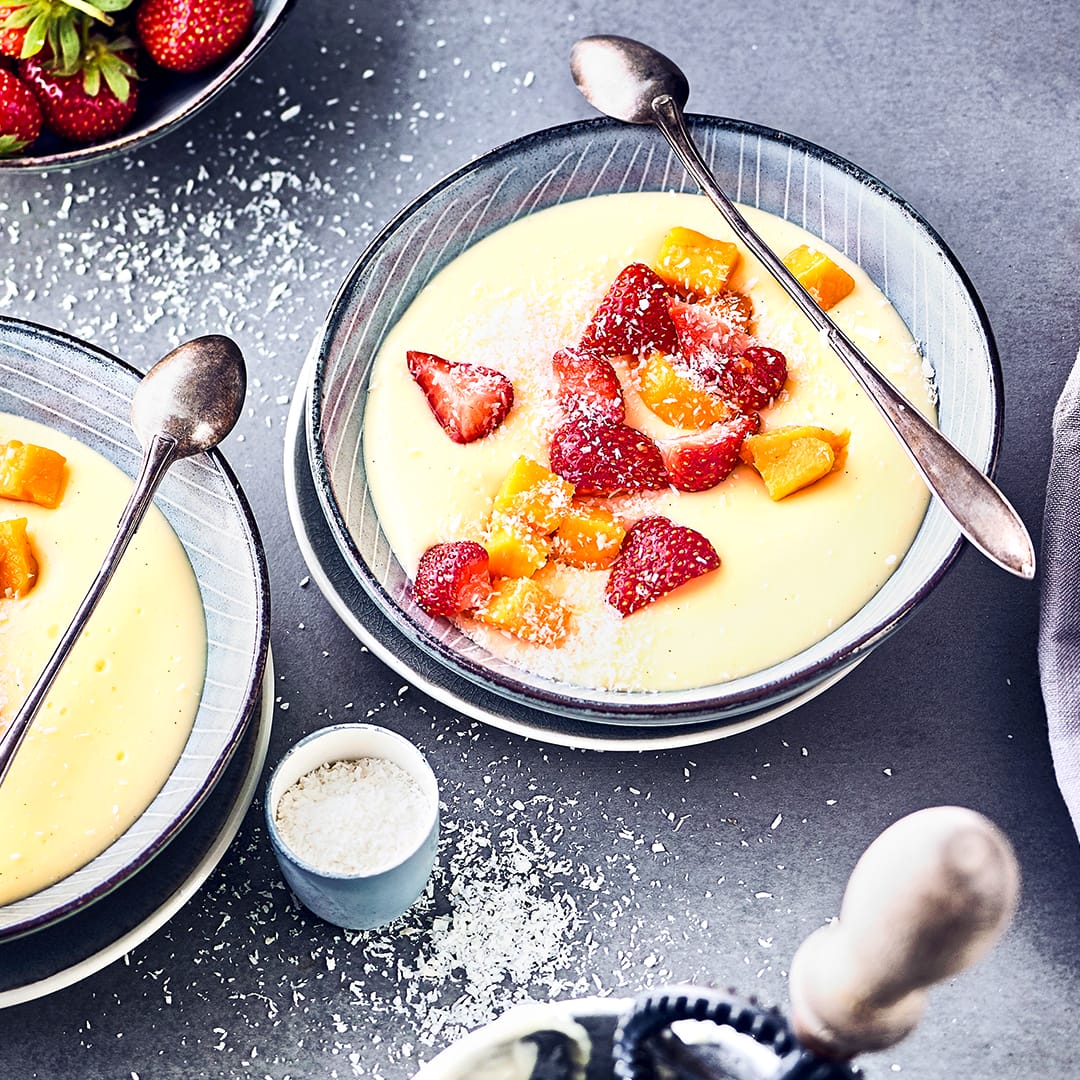 Garniert mit frischen Früchten und nach traditionellem Rezept gekocht schmeckt dieser selbstgemachte Vanillepudding wie früher von Oma!
