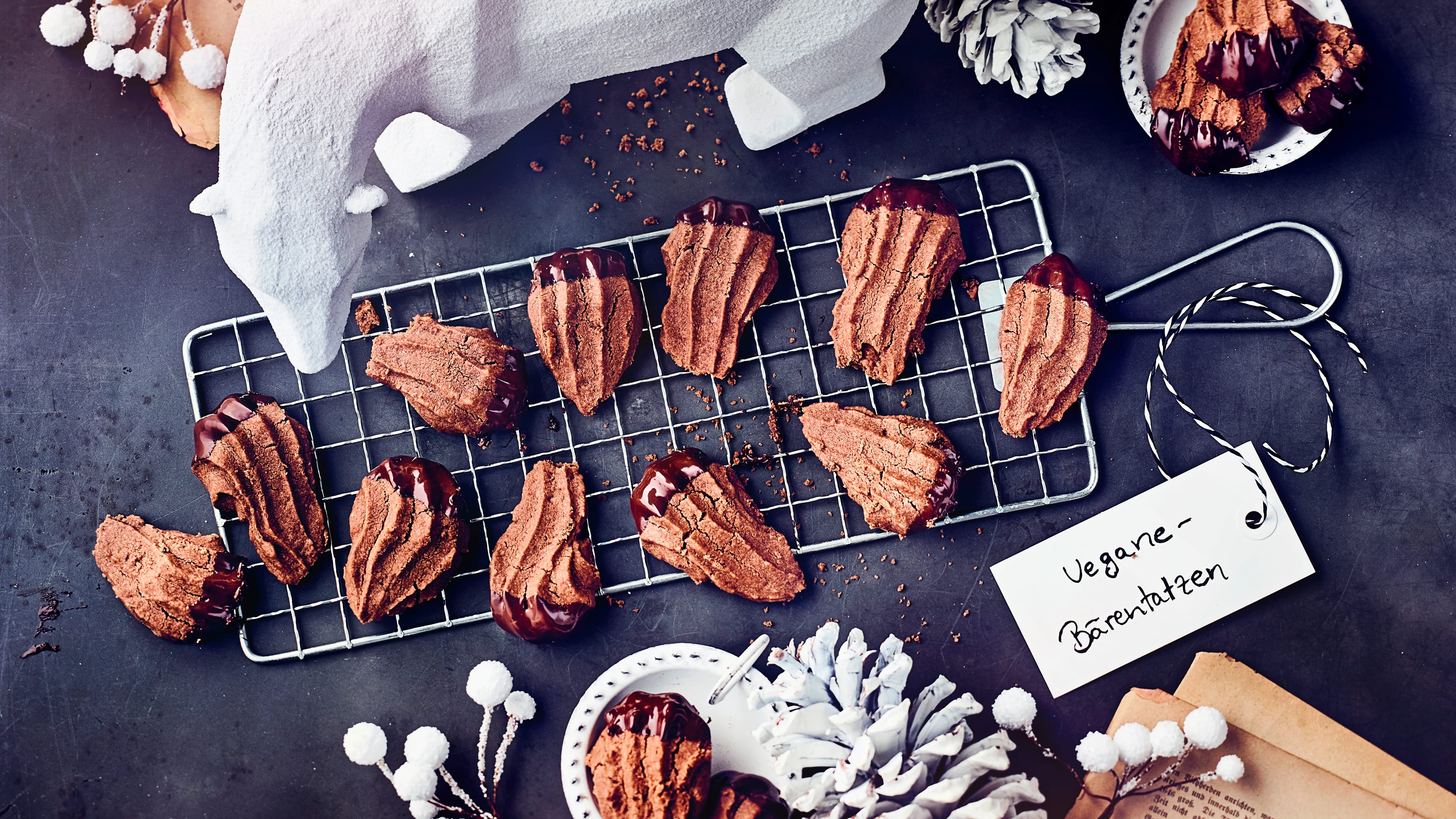 Vegane Bärentatzen Leckere Plätzchen zur Weihnachtszeit? Immer her damit. Unsere veganen Bärentatzen kommen ganz ohne Milch, Butter und Ei aus und schmecken herrlich nach Kakao!
