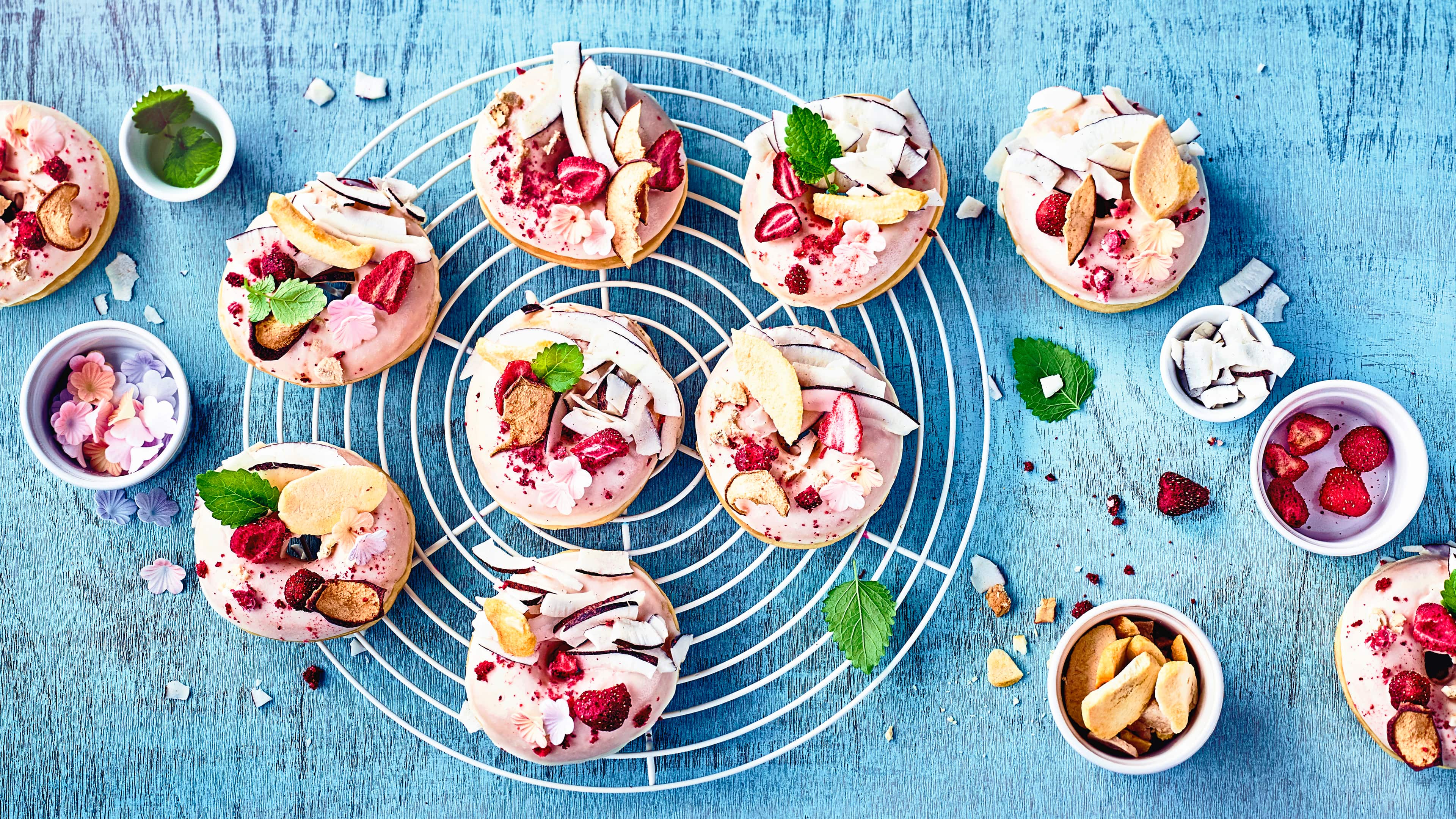 Vegane Donuts Vegane Donuts einfach selbermachen: Liebevoll verziert schmecken Sie dazu besonders gut – einfach ausprobieren.