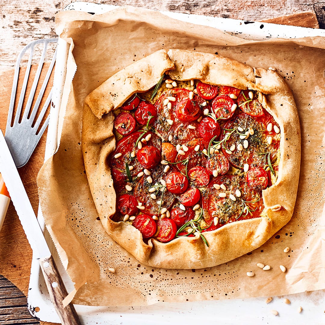Eine köstliche Galette ganz ohne tierische Produkte: Unser Rezept für vegane Galette mit Tomaten, Spinat und Kichererbsen.