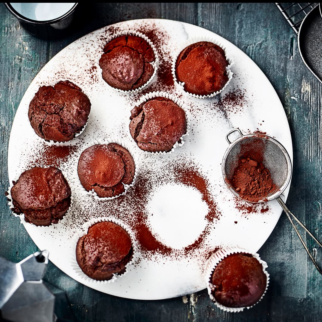 Diese tollen veganen Schokomuffins stehen dem Original in nichts nach! Unser Rezept ist schnell gemacht und schmeckt herrlich schokoladig.