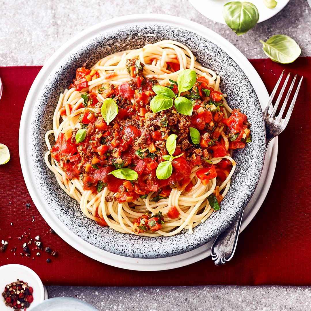 Probieren Sie unser Rezept für vegane Spaghetti bolognese einmal aus: Mit Lauch, Staudensellerie, Paprika, Tomaten, Soja-Hack und leckeren Kräutern – fertig in 45 Minuten!