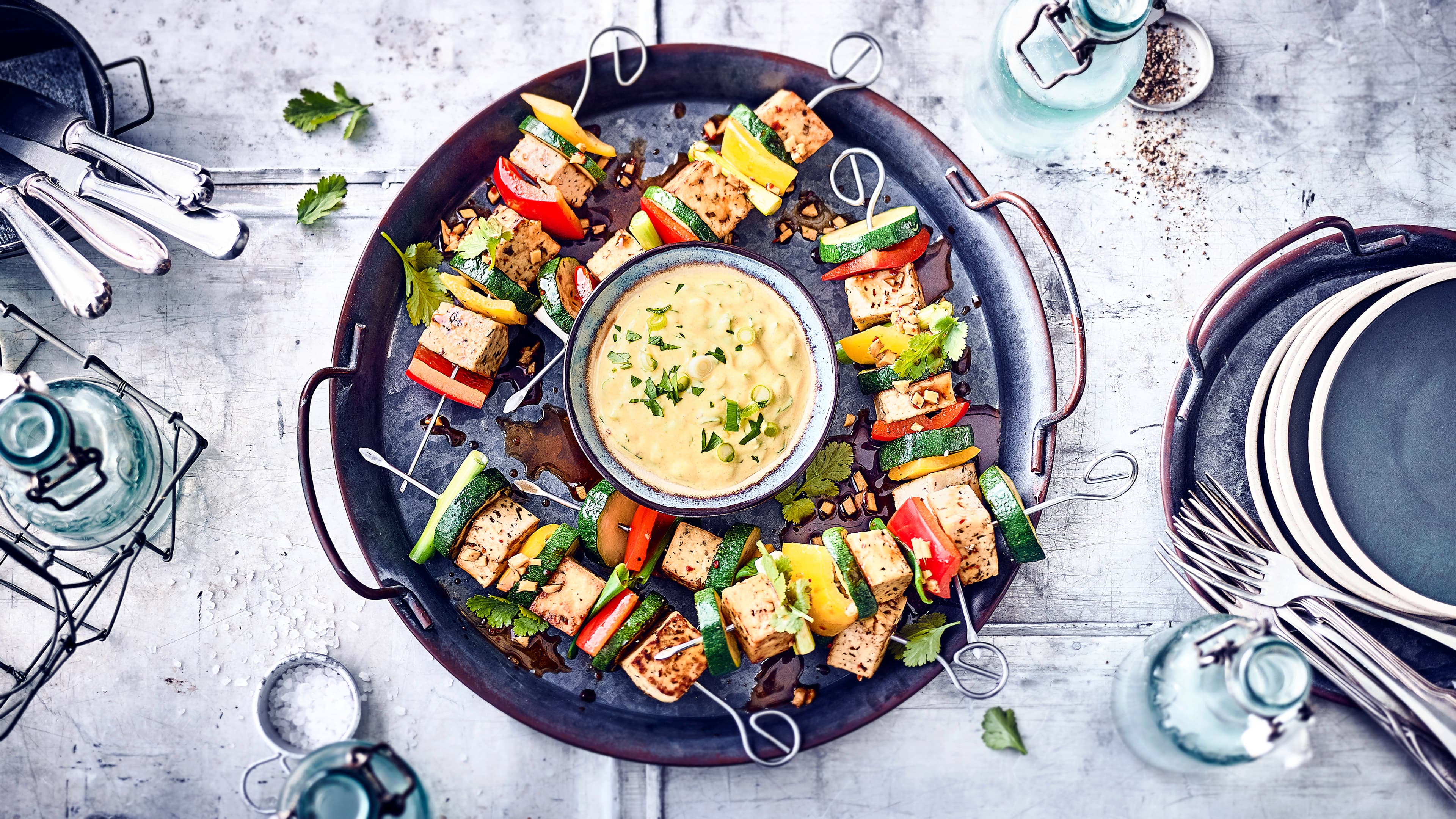 Vegane Tofu-Gemüse-Spieße Vegane Spieße aus allerlei frischem Gemüse und Kräuter-Tofu mit selbstgemachtem veganen Curry-Dip.