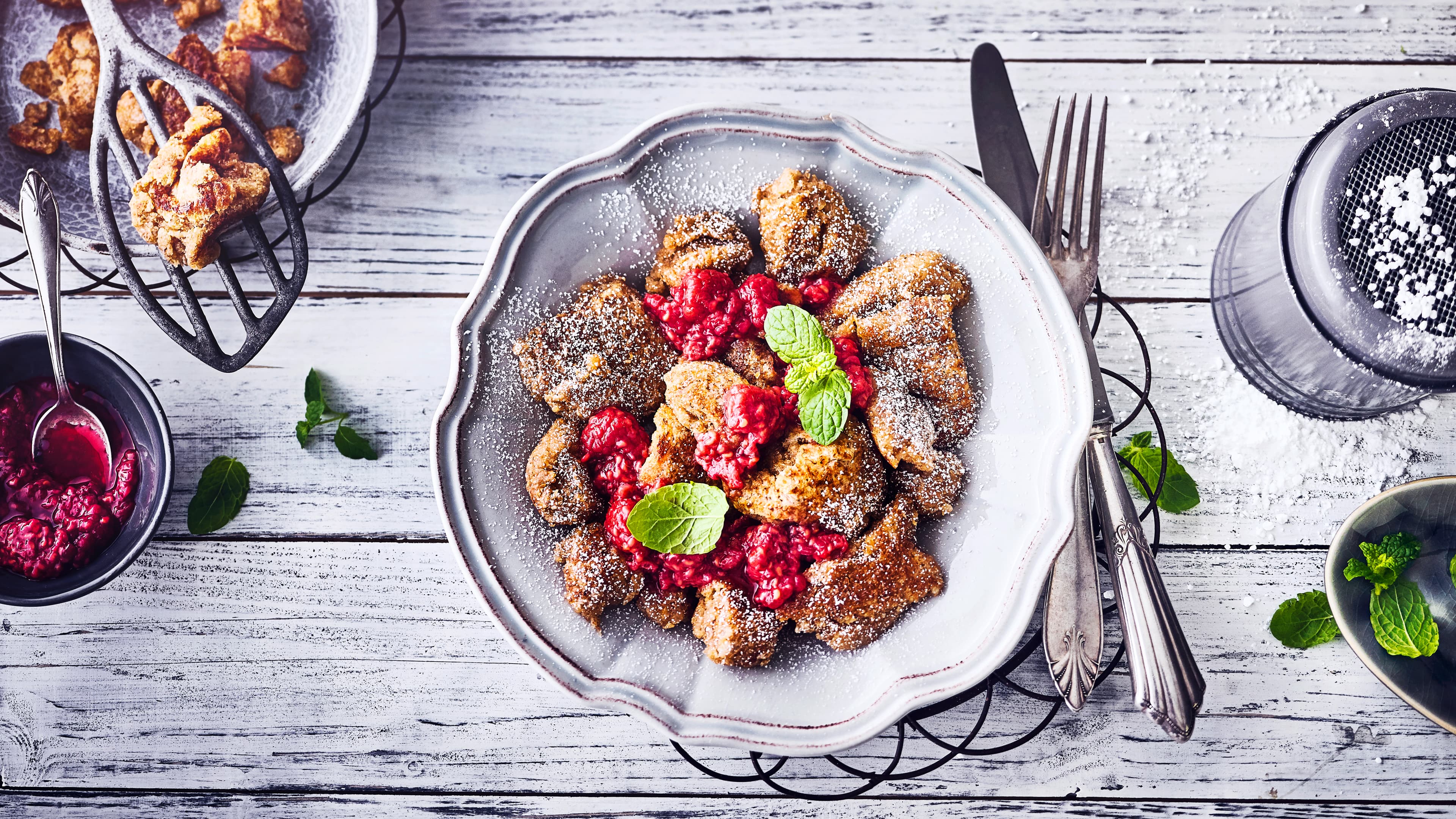 Veganer Kaiserschmarrn Köstlicher veganer Kaiserschmarrn mit Puderzucker und heißem selbstgemachtem Himbeerkompott ist nicht nur ein kleines Highlight des Tages.
