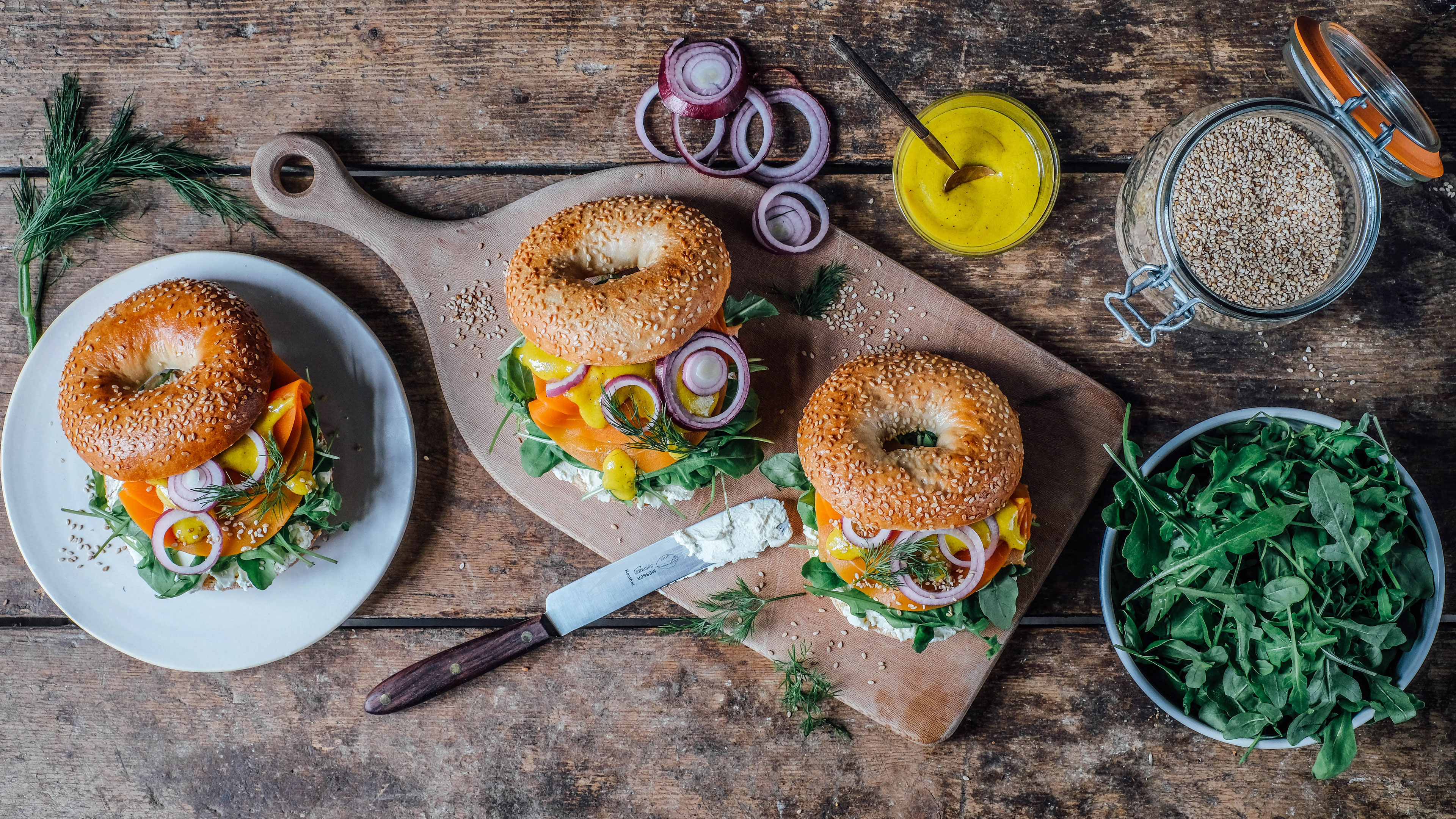 Vegane Lax-Bagel mit Rucola