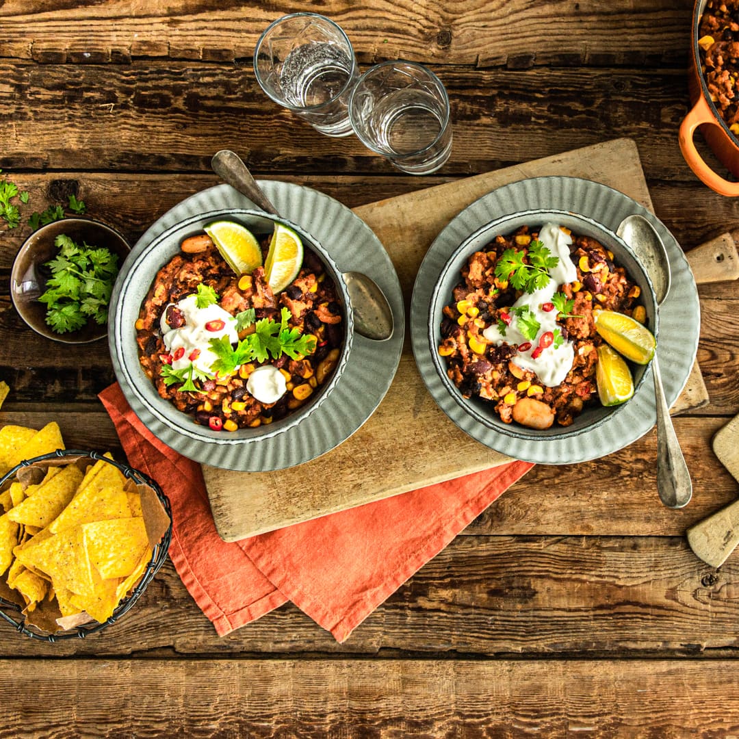 Wer ein gutes Chili liebt aber auf tierische Produkte verzichten möchte, ist hier genau richtig: Unser veganes Chili mit Sojahack.